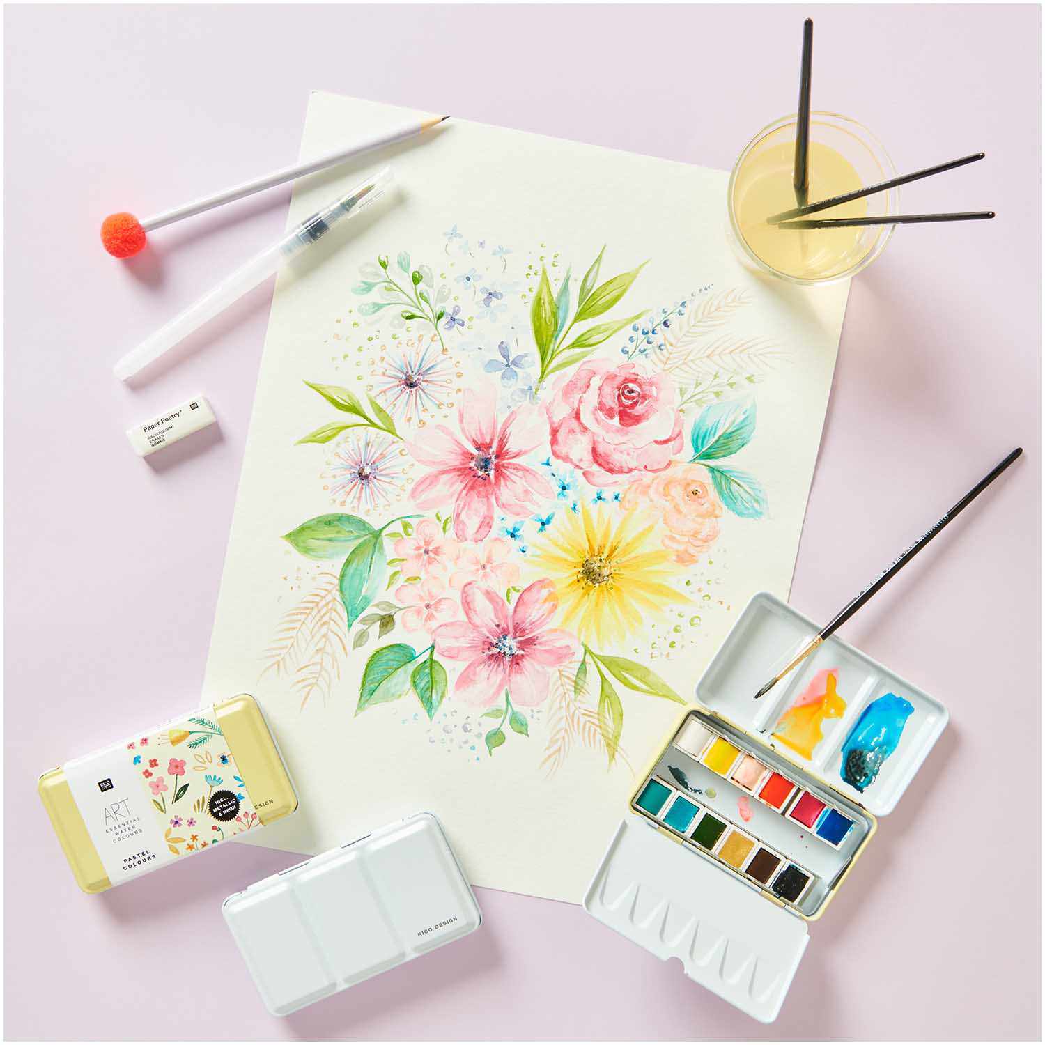 Anleitung Aquarellblumen malen: Ein Bild zeigt bunte Aquarellblumen mit Pinseln und Farbkasten.