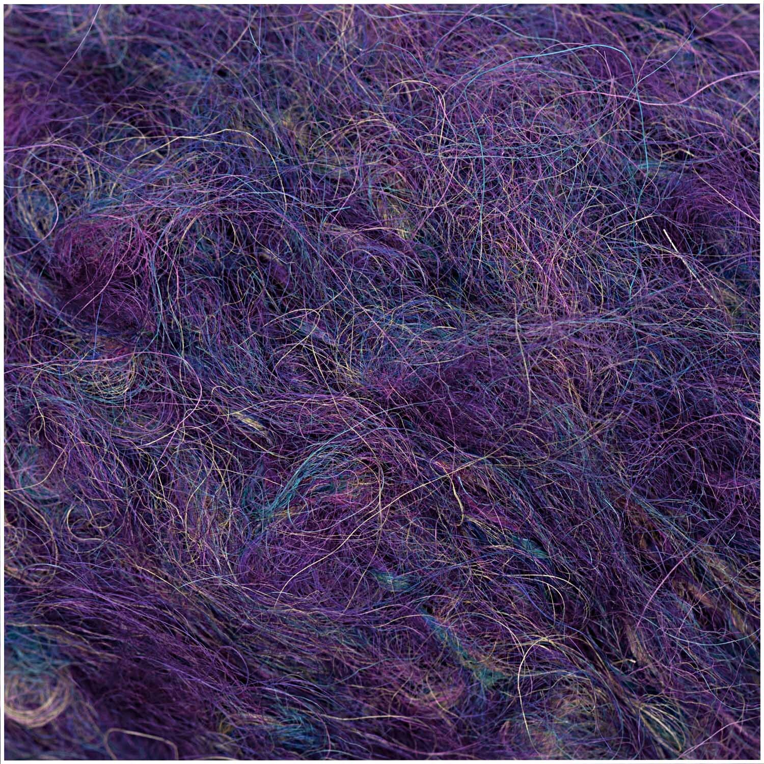 Fashion Luxury Bouclé: Nahaufnahme von lila Bouclé-Garn von Rico Design, 50g 60m, weiche Textur.