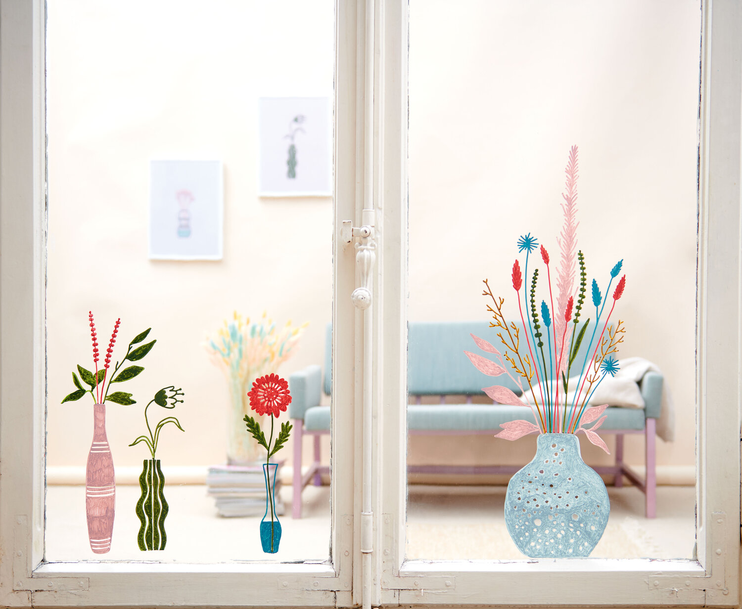 Vorlagenmappe Transformation Fenster- und Glasmalerei mit Kreidestiften zeigt dekorative Blumenmuster auf Geschenkverpackungen, arrangiert auf einem Tisch.