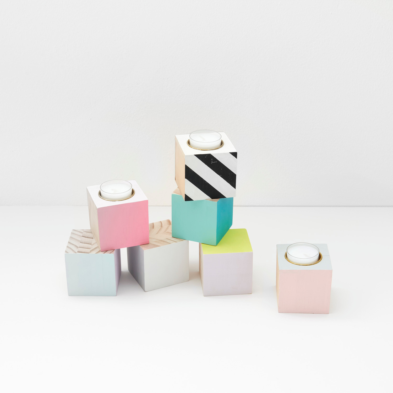 Holzwürfel von Rico Design, 6x6x6cm, 4 Stück. Bunte Würfel mit verschiedenen Mustern und Farben auf weißem Hintergrund.