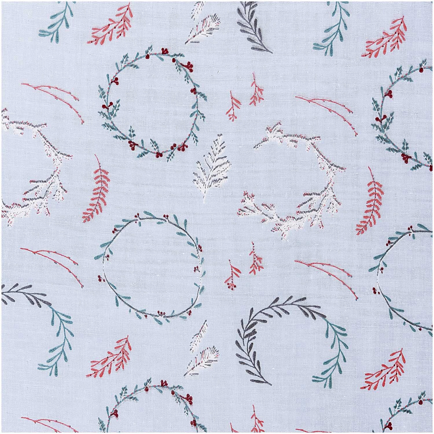 Musselin-Druckstoff Nostalgic Christmas Kränze auf hellblauem Hintergrund mit floralen Mustern von Rico Design.