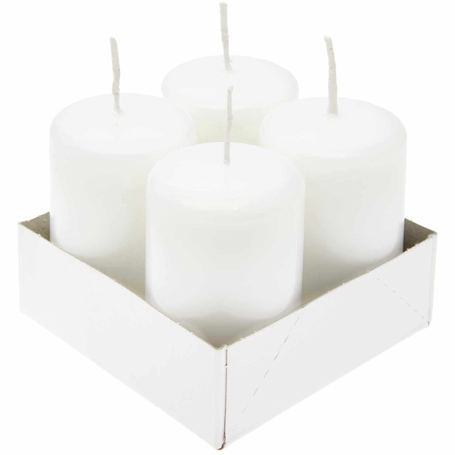 Stumpenkerzen 8x5cm 4 Stück in Weiß von Kopschitz, präsentiert in einer schlichten Verpackung.