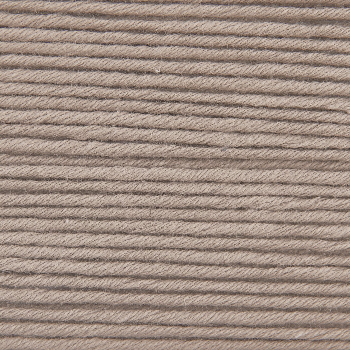 Essentials Organic Cotton aran von Rico Design in Taupe, 50g Knäuel mit 90m Länge, ideal für Strickprojekte.