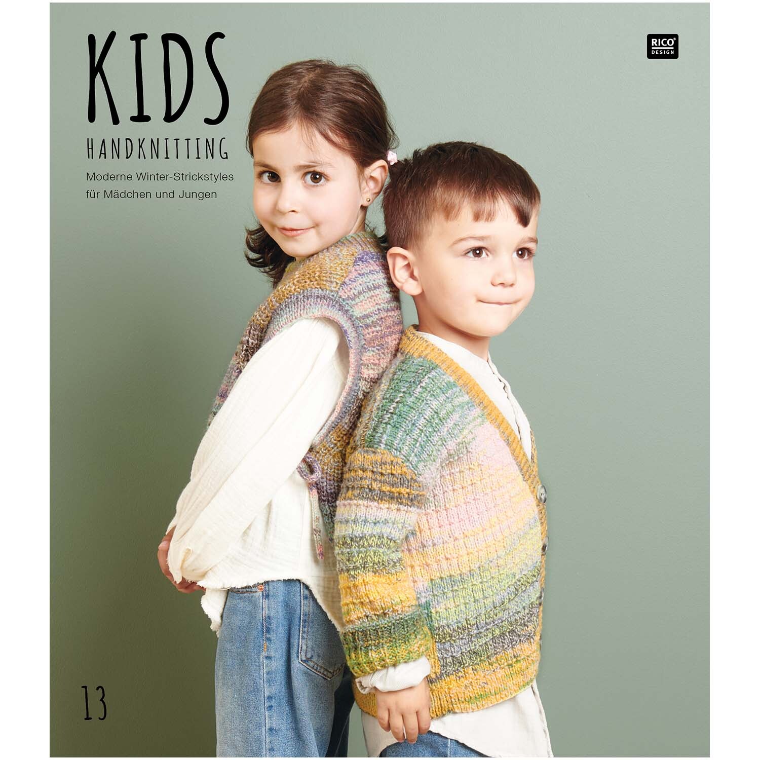 Strickset Weste Modell 01 aus Rico Kids 13: Zwei Kinder in bunten Strickwesten von Rico Design.