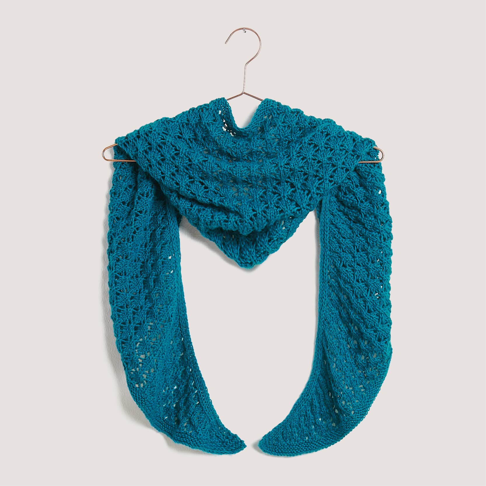 Gestricktes Dreieckstuch: Modell 31 aus dem Heft Lovewool No. 18