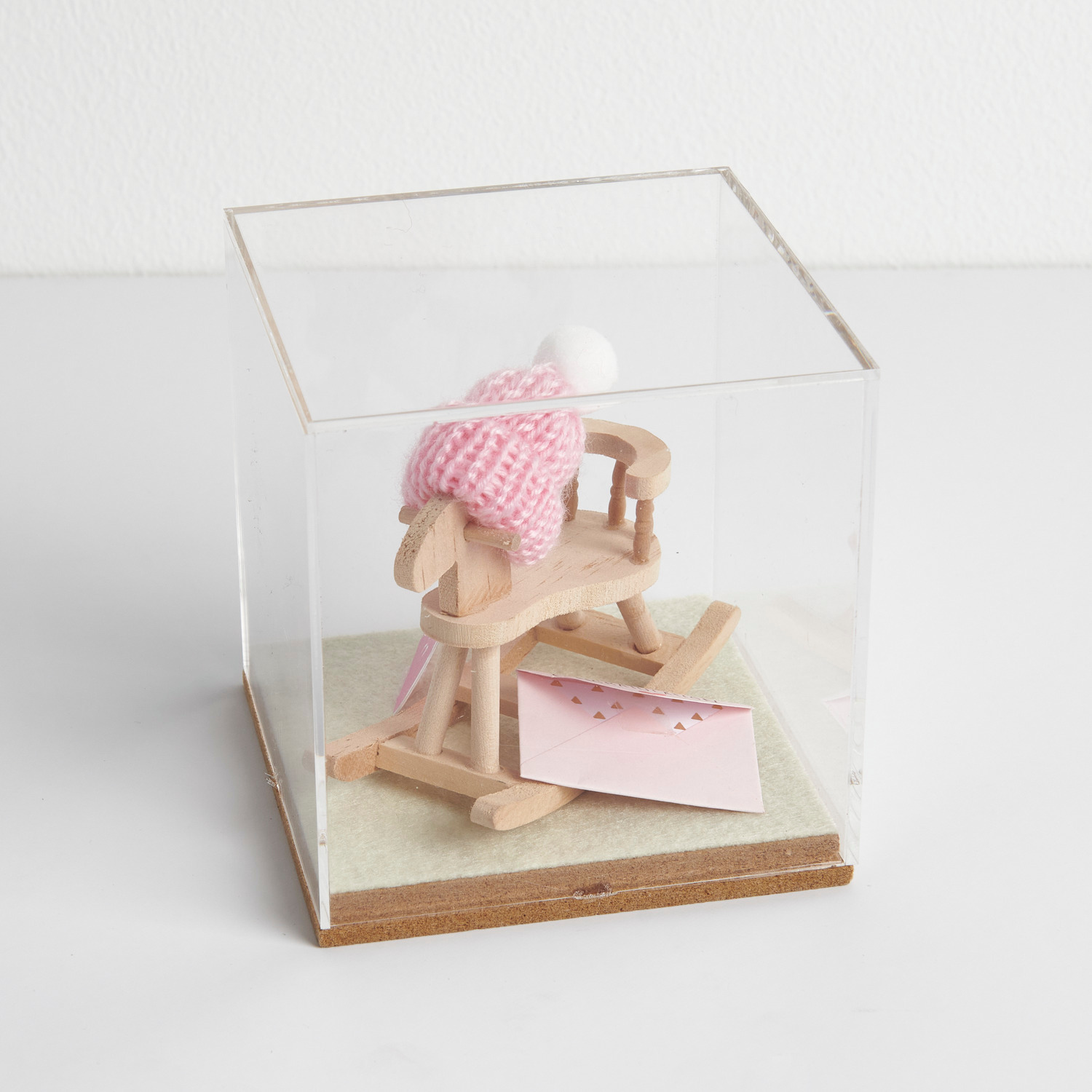 Figurico Dekohaube Würfel mit Mini-Schaukelstuhl und rosa Strickmütze, von Rico Design.