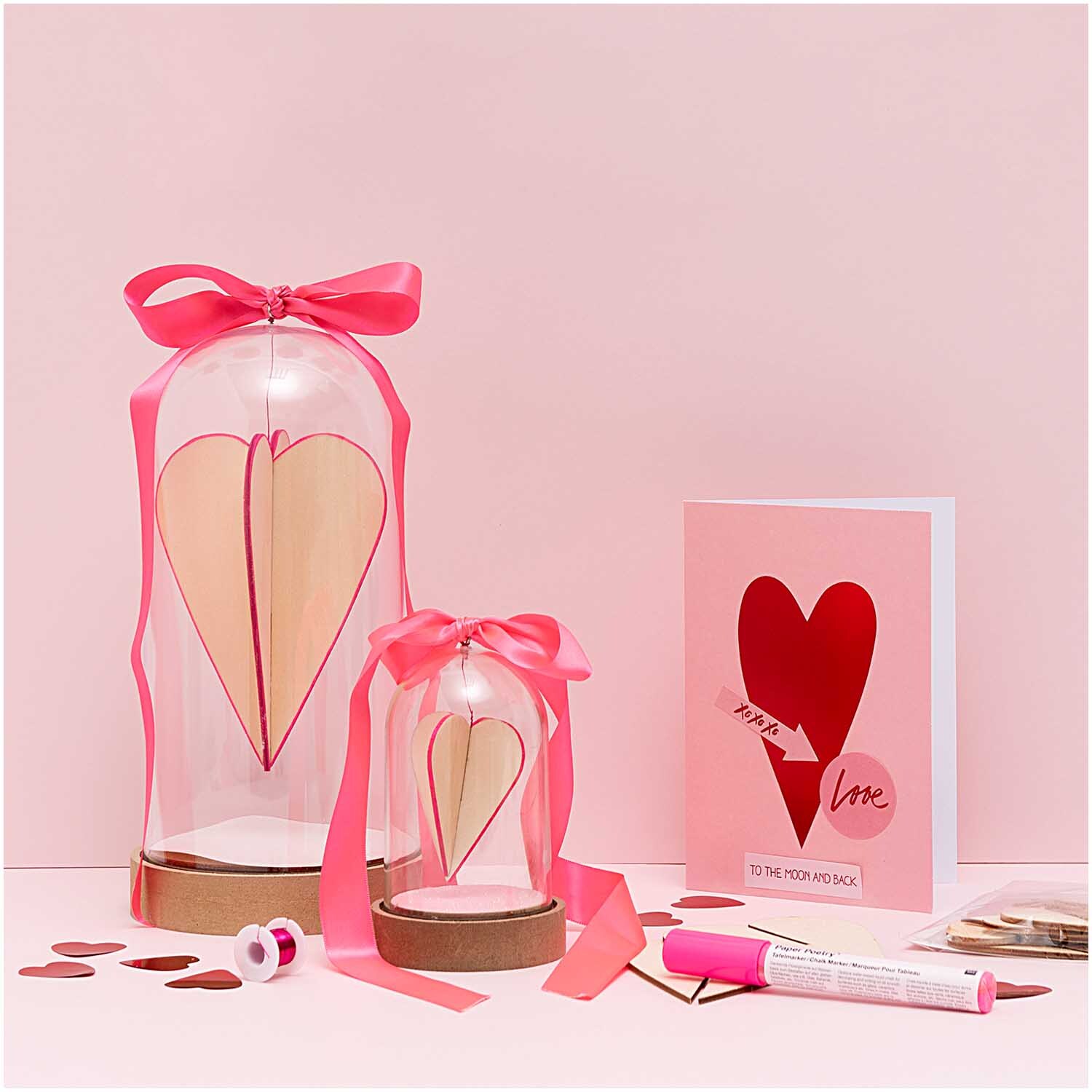 Paper Poetry Grußkartenset mit rotem Herzmotiv, dekoriert mit rosa Schleifen und passenden Accessoires von Rico Design.