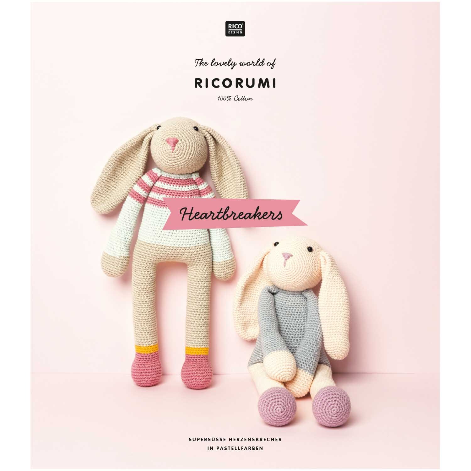 Ricorumi Heartbreakers: Zwei gehäkelte Hasen in Pastellfarben von Rico Design, einer stehend, einer sitzend.
