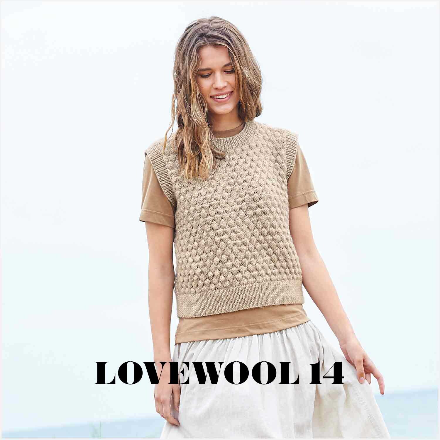 Creative Fluffily dk: Frau trägt gestricktes Oberteil in Beige, ideal für modische Herbst-Looks.