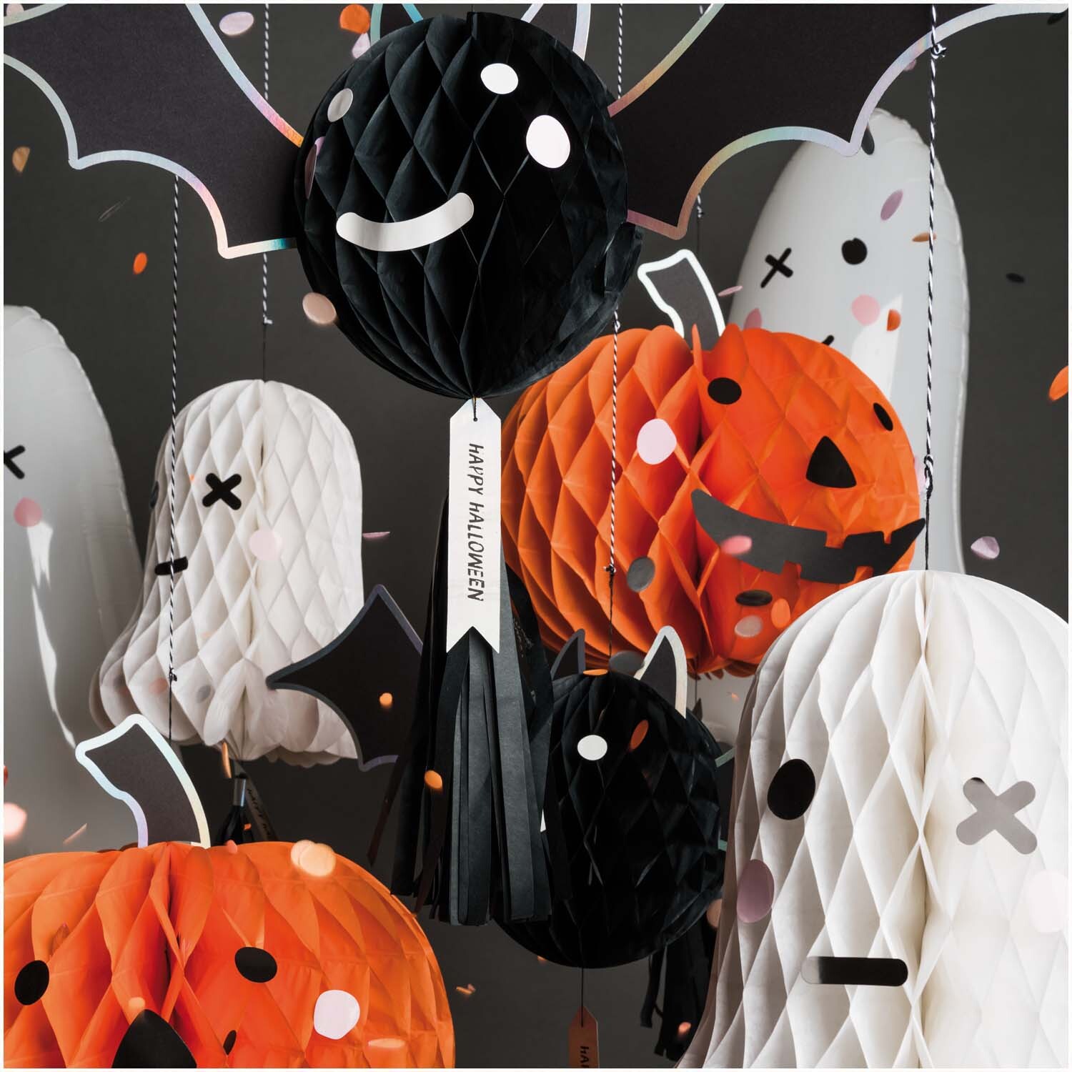 Wabenpapierfigur mit Quaste Kürbis 34x60cm: Halloween-Dekoration mit Kürbis- und Geistermotiven in Schwarz, Weiß und Orange.