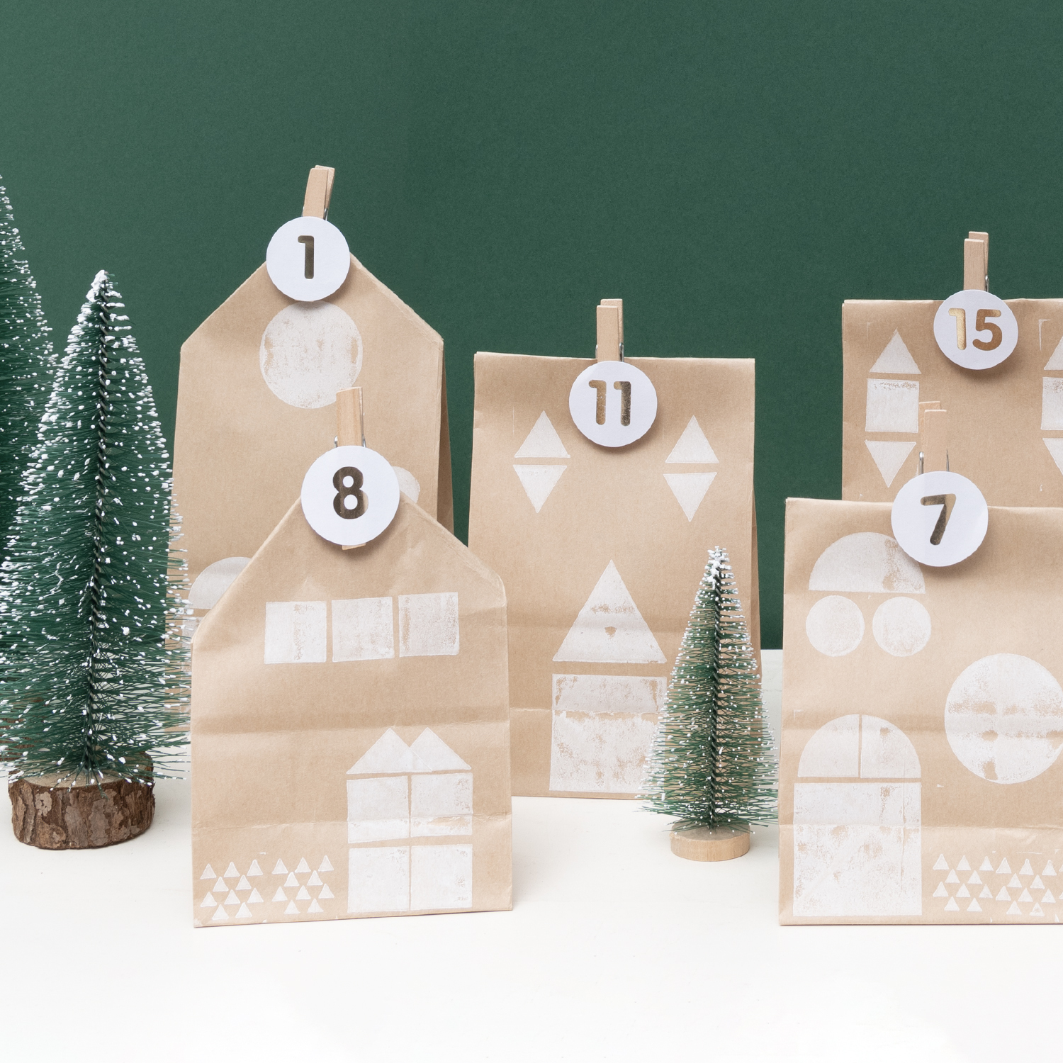 Bastelanleitung Adventskalender aus bestempelten Papiertüten von Rico Design