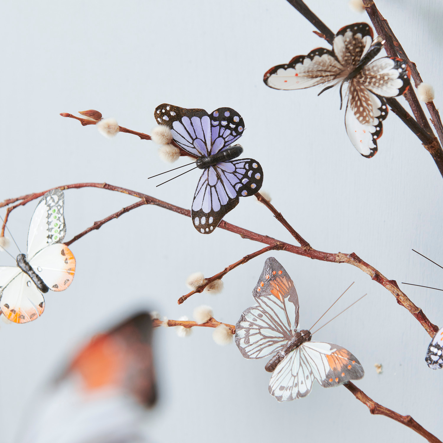 Schmetterling mit Clip Violett: Dekorative Schmetterlinge auf Zweigen, ideal für kreative Projekte.