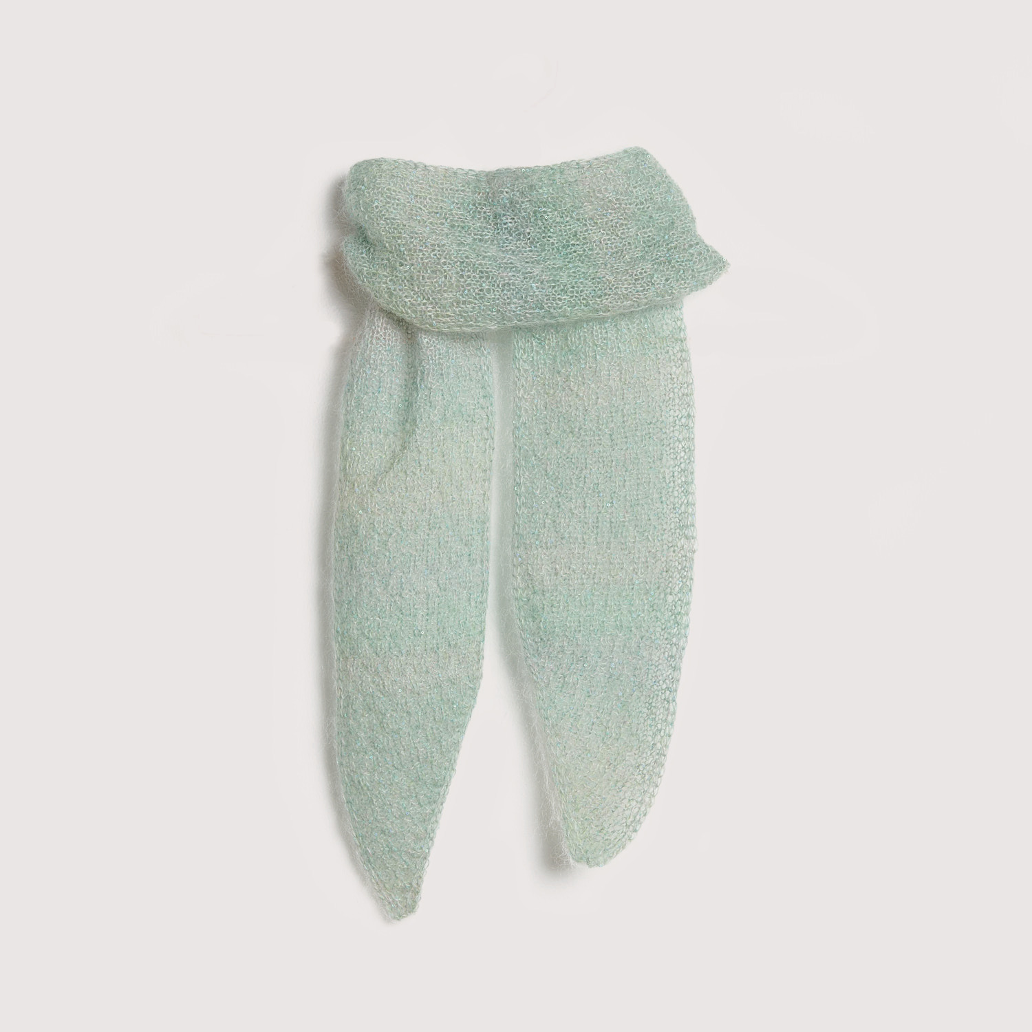 Tuch auf grauem Hintergrund – zum Strickset