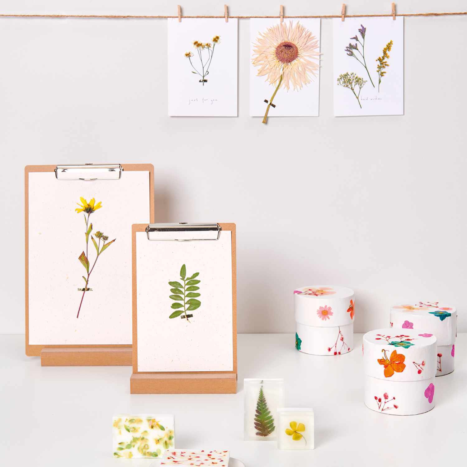 Bastelanleitung Karten und Schachteln mit gepressten Blumen zeigt kreative Designs mit floralen Motiven und dekorativen Elementen.