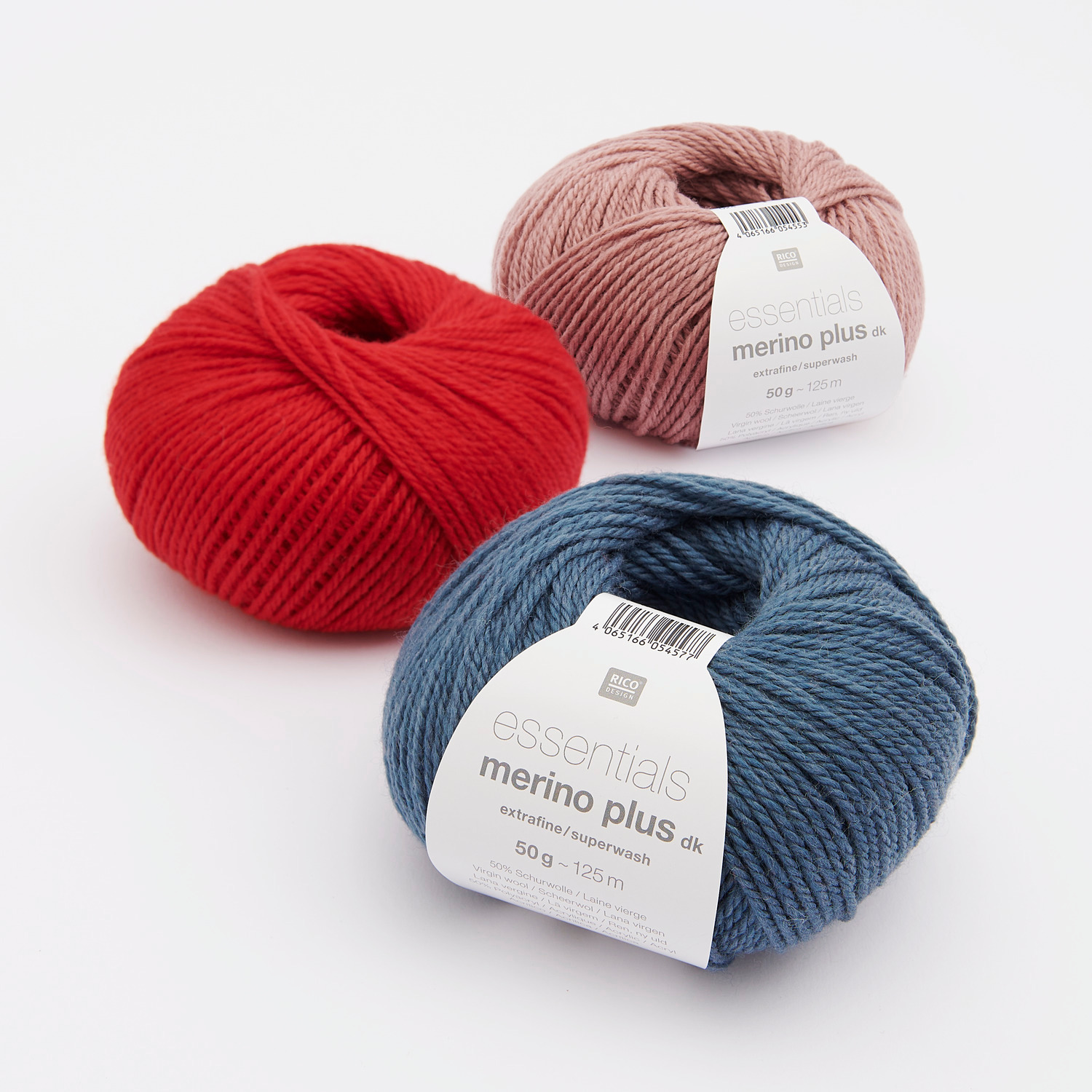 Essentials Merino Plus dk Wolle in Rosenquarz, Erdbeerrot und Denim von Rico Design, 50g Knäuel. Ideal für Strickprojekte.