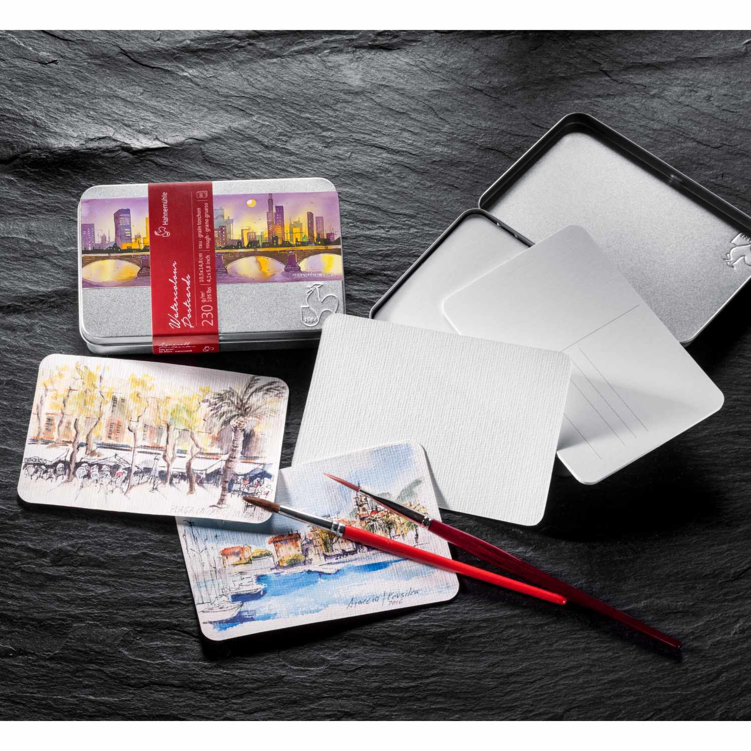 Aquarellpostkarten in Metallbox mit 30 Blatt, Hahnemühle. Geöffnete Box mit Postkarten und Pinseln.