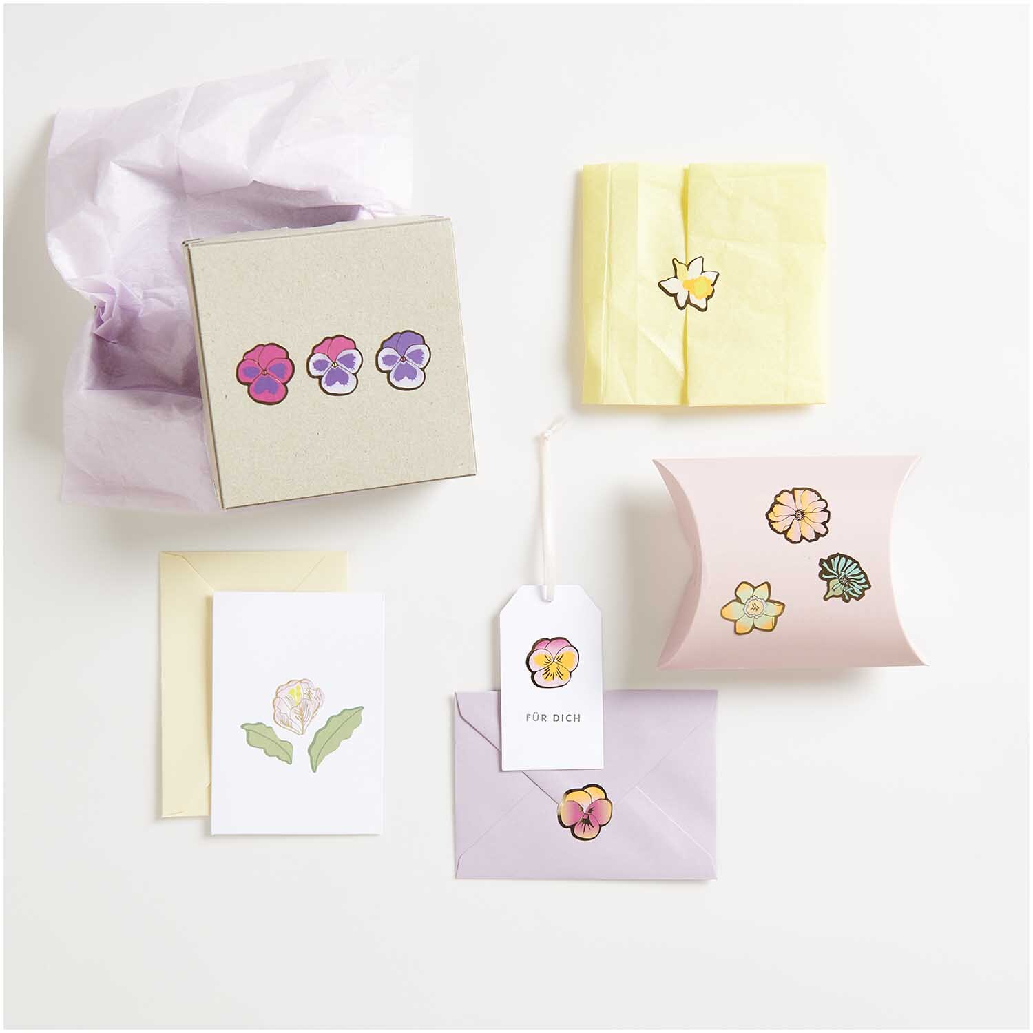 Paper Poetry Mini-Sticker Futschikato Stiefmütterchen auf Karten und Geschenkverpackungen. Verschiedene bunte Designs von Rico Design.