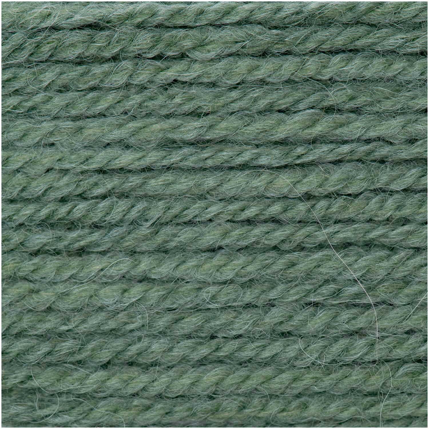 Essentials Alpaca Twist Chunky Wolle in Efeu von Rico Design, Nahaufnahme der weichen, dicken Fasern, ideal für Strickprojekte.