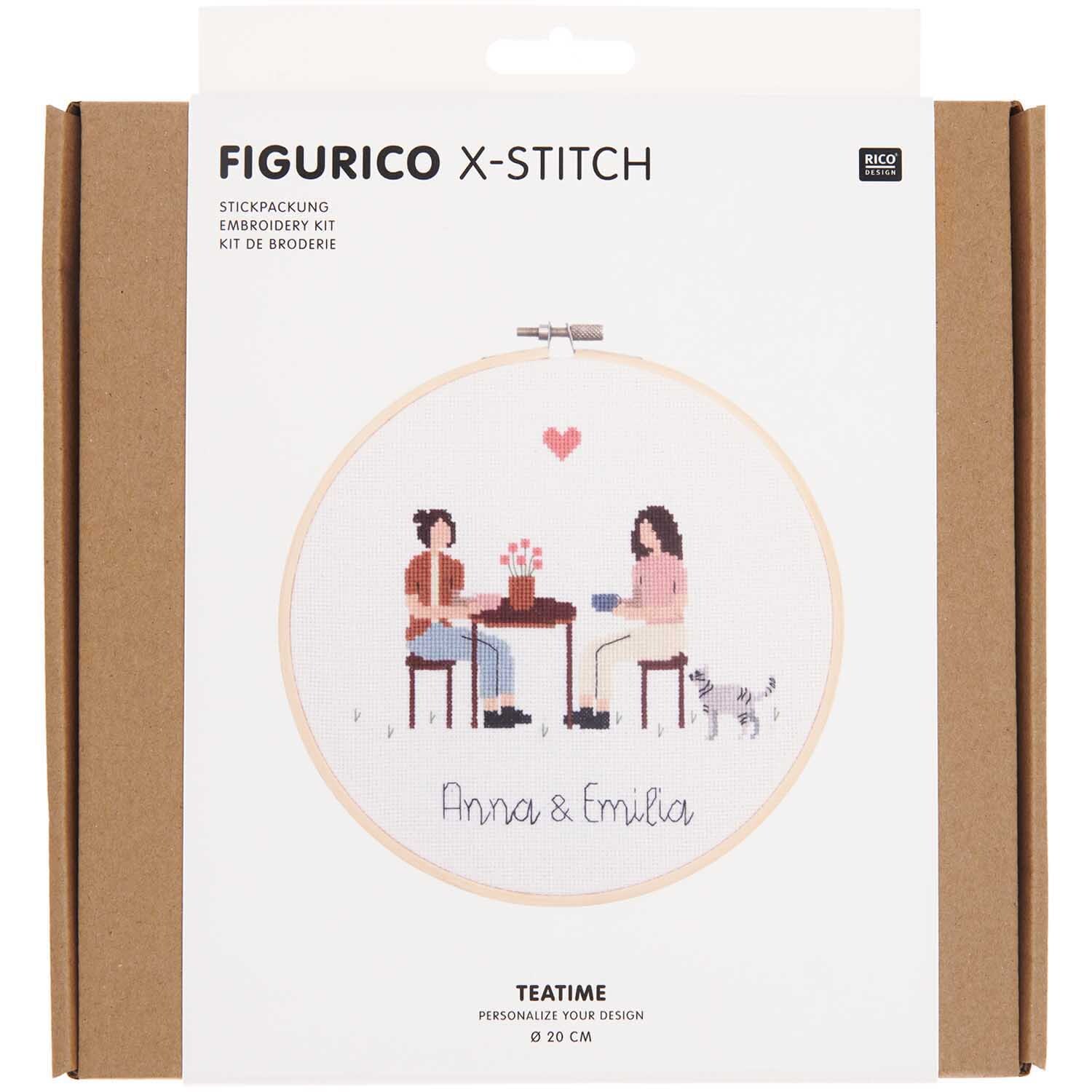 Figurico Stickpackung Teatime 20cm zeigt ein Paar beim Tee mit Hund, in einem Stickrahmen.