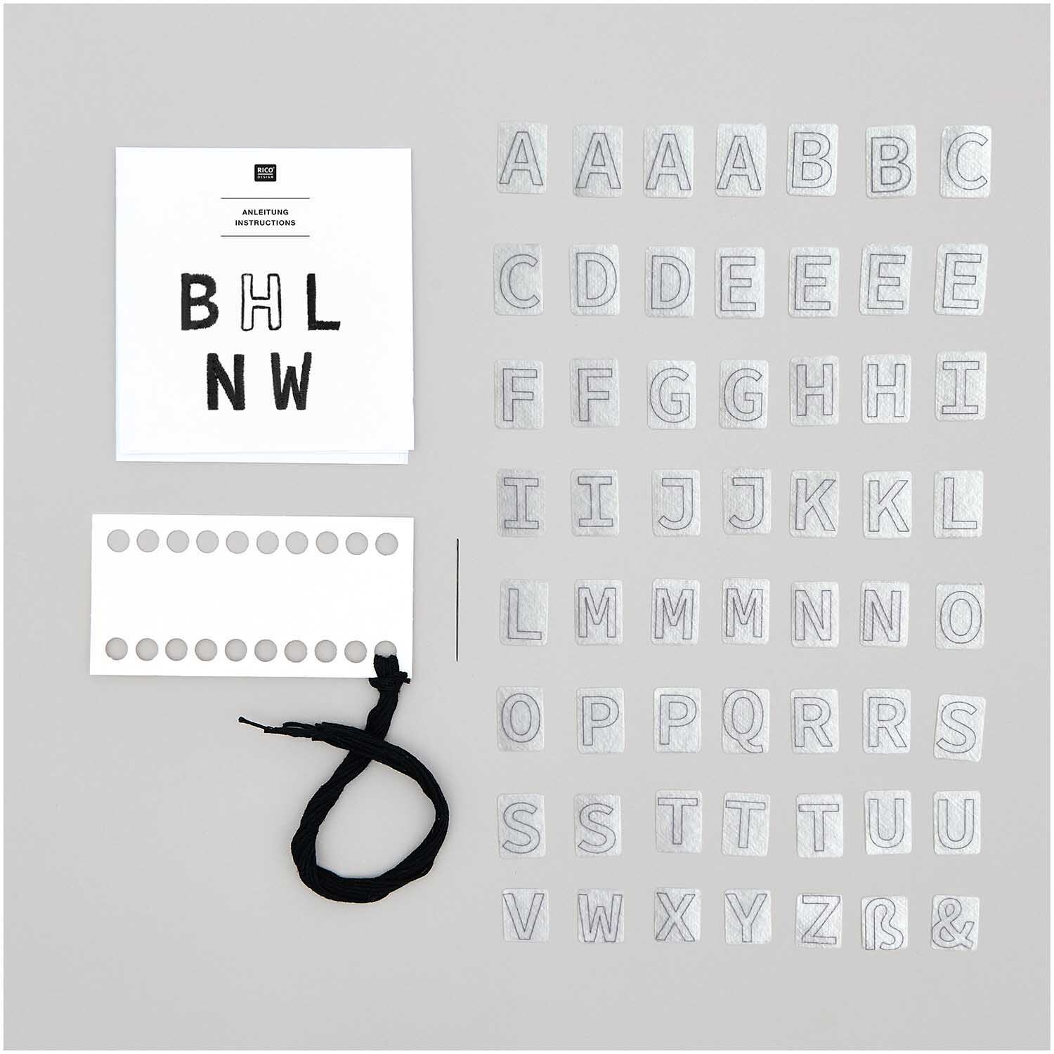 Stick and Stitch Stickpackung Alphabet grafisch vorgezeichnet. Enthält 56 schwarze Buchstaben von Rico Design, ideal für kreative Projekte.