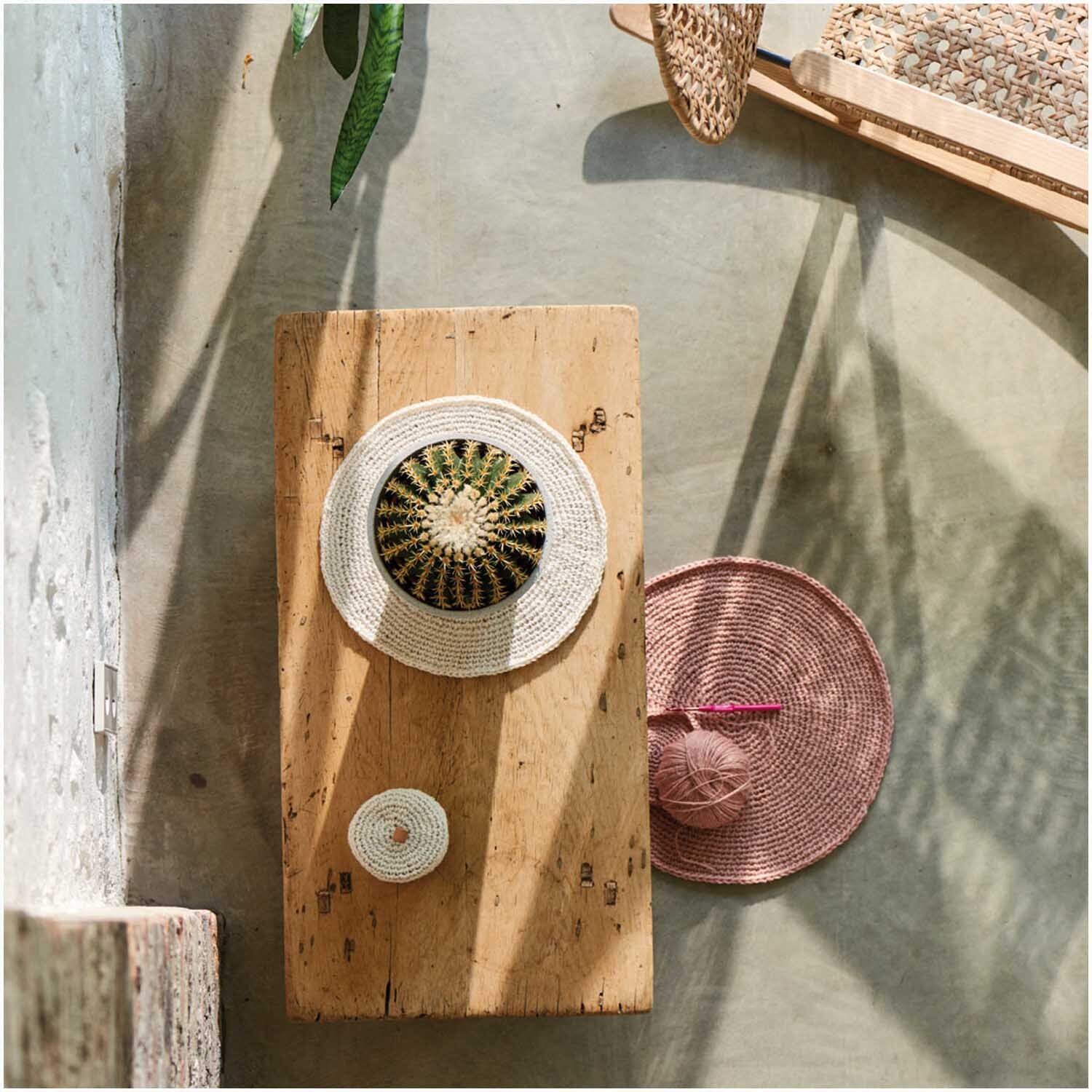 Creative Natur: Rustikaler Holztisch mit handgefertigten, runden Körben in natürlichen Farben.