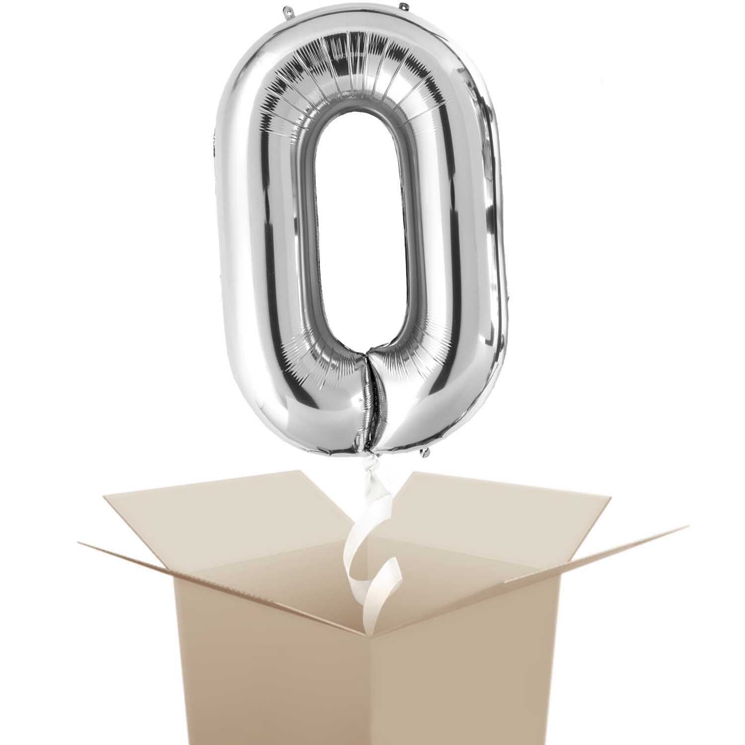 Folienballon mit Helium Zahl silber 86cm von Rico Design, schwebend über einem offenen Karton.