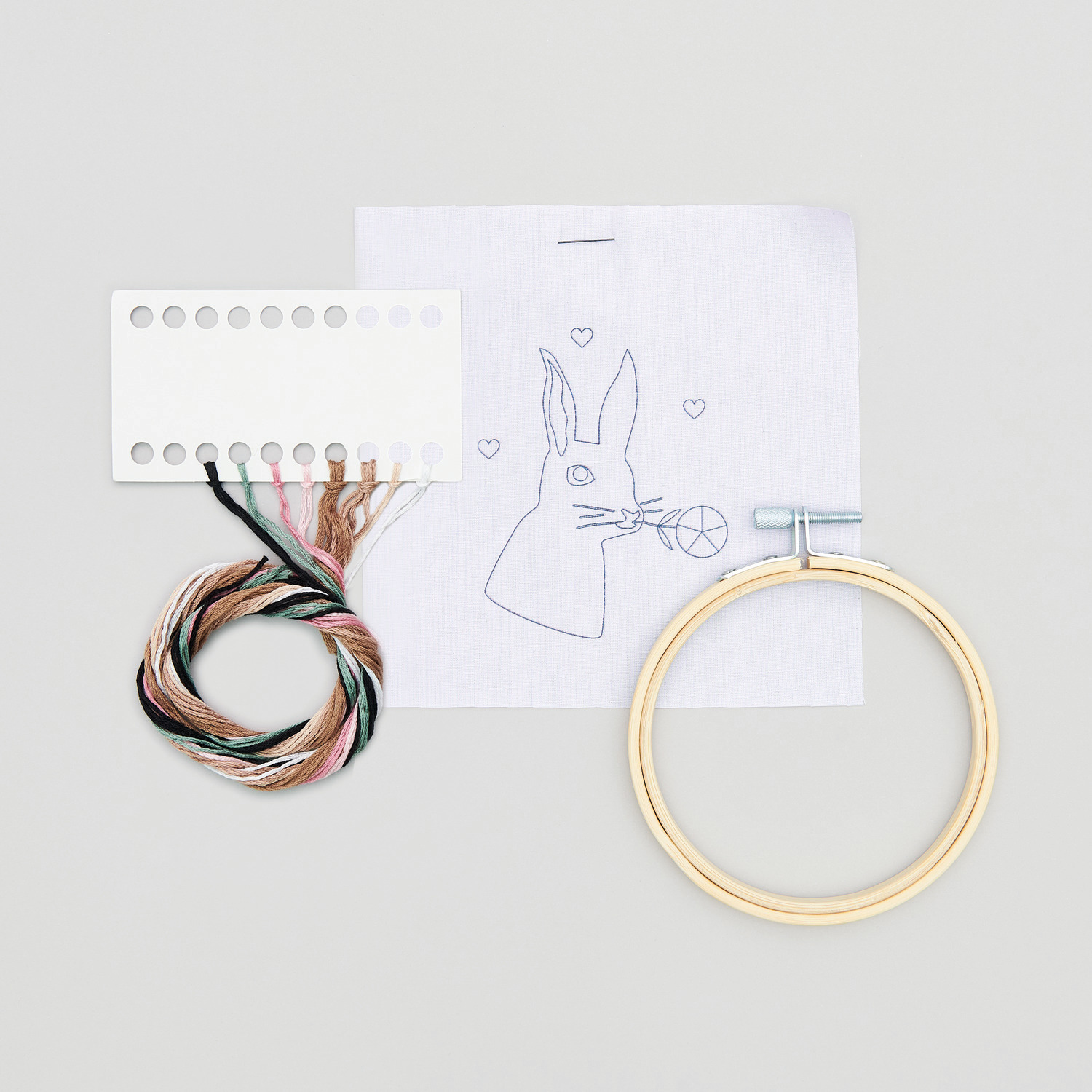Stickpackung Hase vorgezeichnet: Set mit Stickrahmen, Garn und Vorlage von Rico Design, ideal für kreative Projekte.