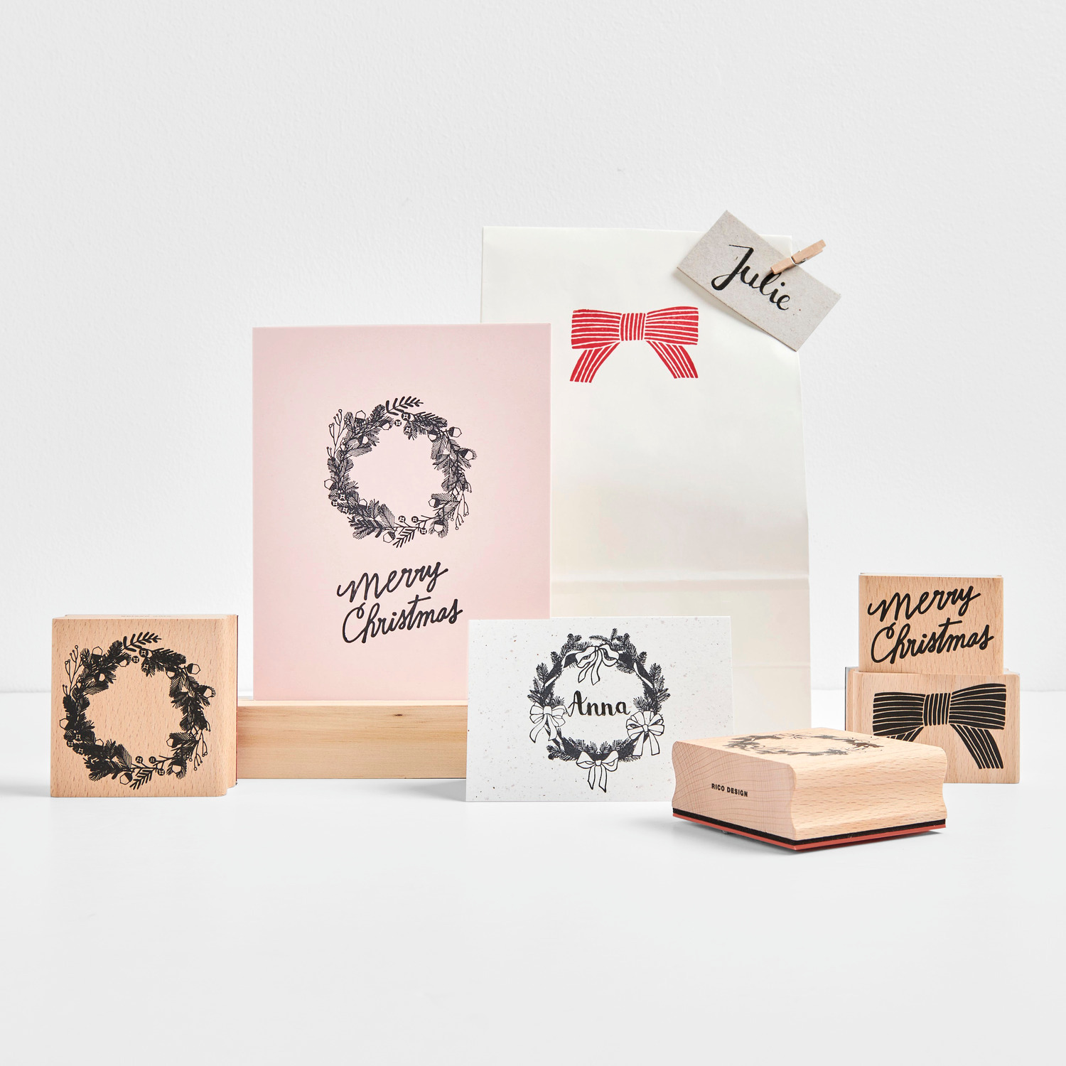 Paper Poetry Stempel Put a Bow on It Tannenkranz 70x70mm von Rico Design