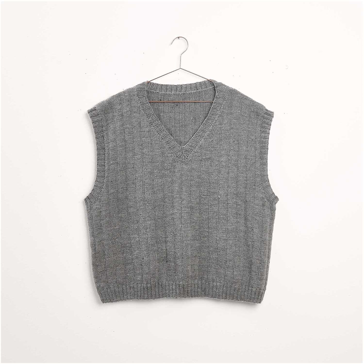 Strickset Pullunder Modell 10: Grauer Pullunder mit V-Ausschnitt, ideal für Wintermode, auf einem Kleiderbügel präsentiert.