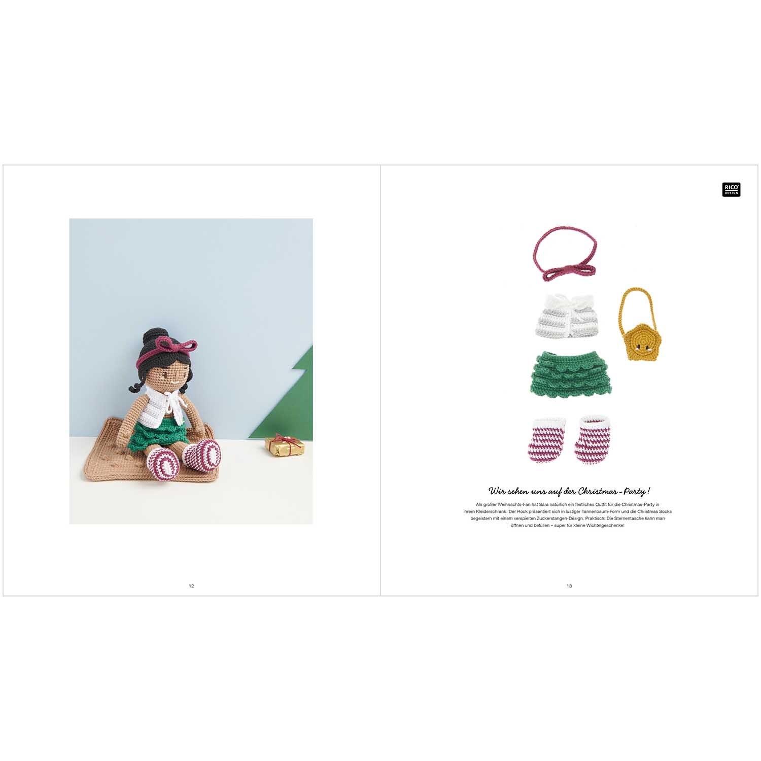 Ricorumi Dollies deutsch: Eine gehäkelte Puppe sitzt auf einem Holzbrett, umgeben von gestrickten Accessoires.