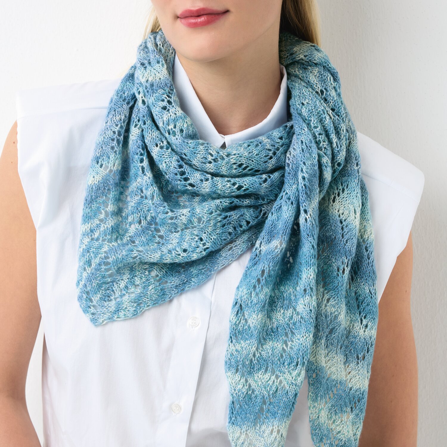 Strickset Dreieckstuch Modell 25 aus Die Neue Masche No. 12 von idee. Creativmarkt