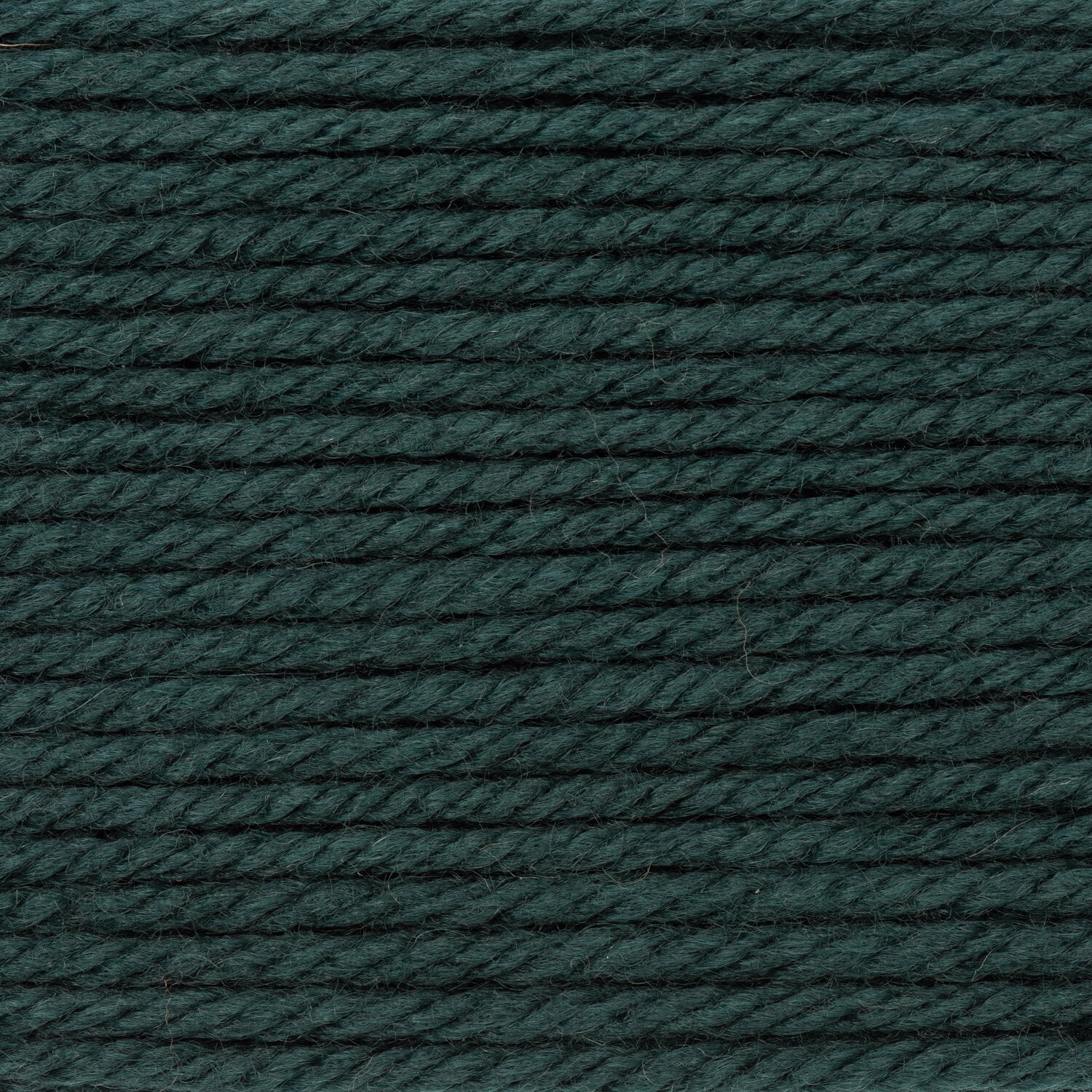 Essentials Mega Wool chunky, hochwertiges Chunky-Garn von Rico Design in tiefem Grünton, Detailansicht der Struktur, Knäuelgröße 100g 115m, ideal zum Stricken
