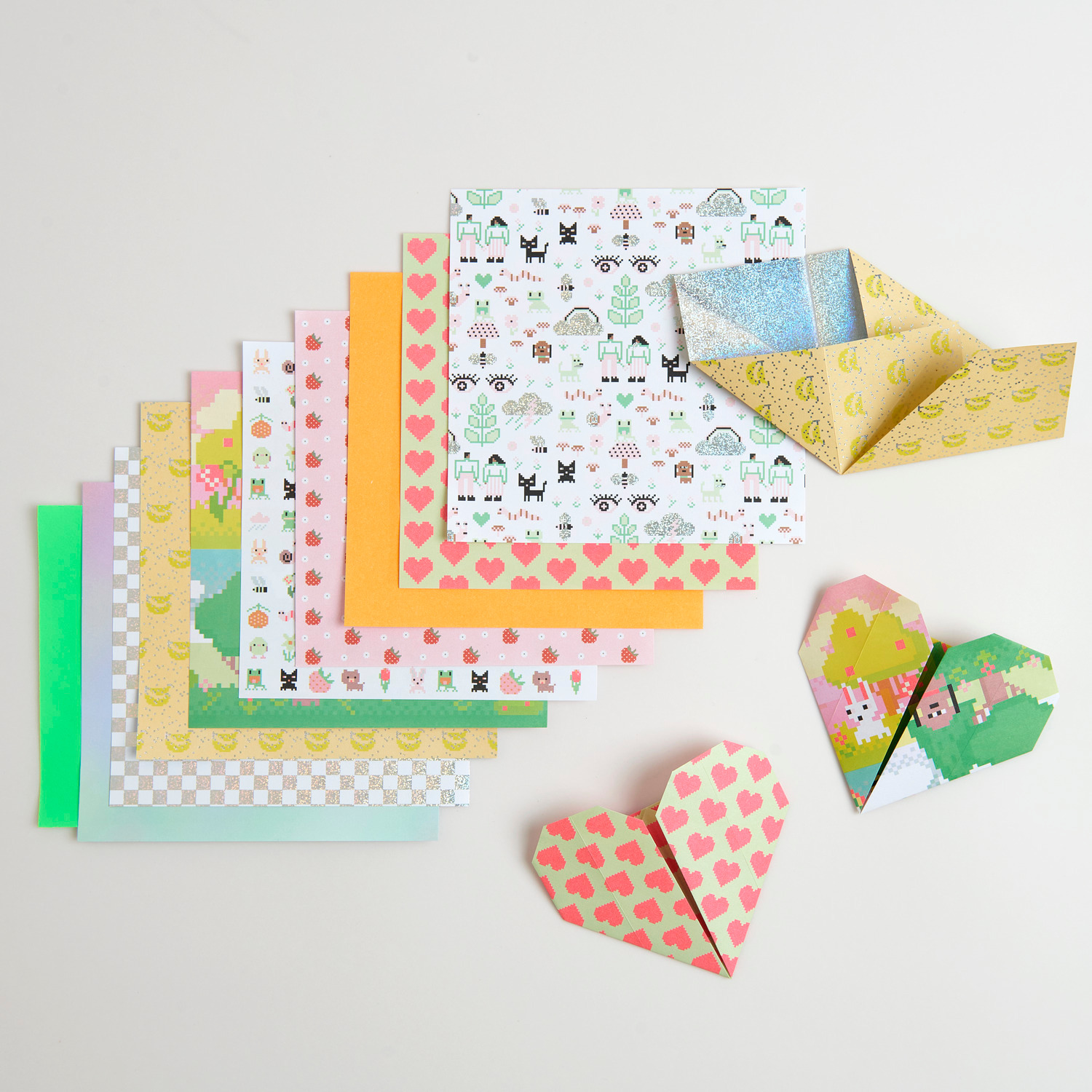 Paper Poetry Origami Futschikato Pixel: Bunte Origamipapiere von Rico Design, 15x15cm, 50 Blatt, gefaltet zu Herzen und Schiffen.