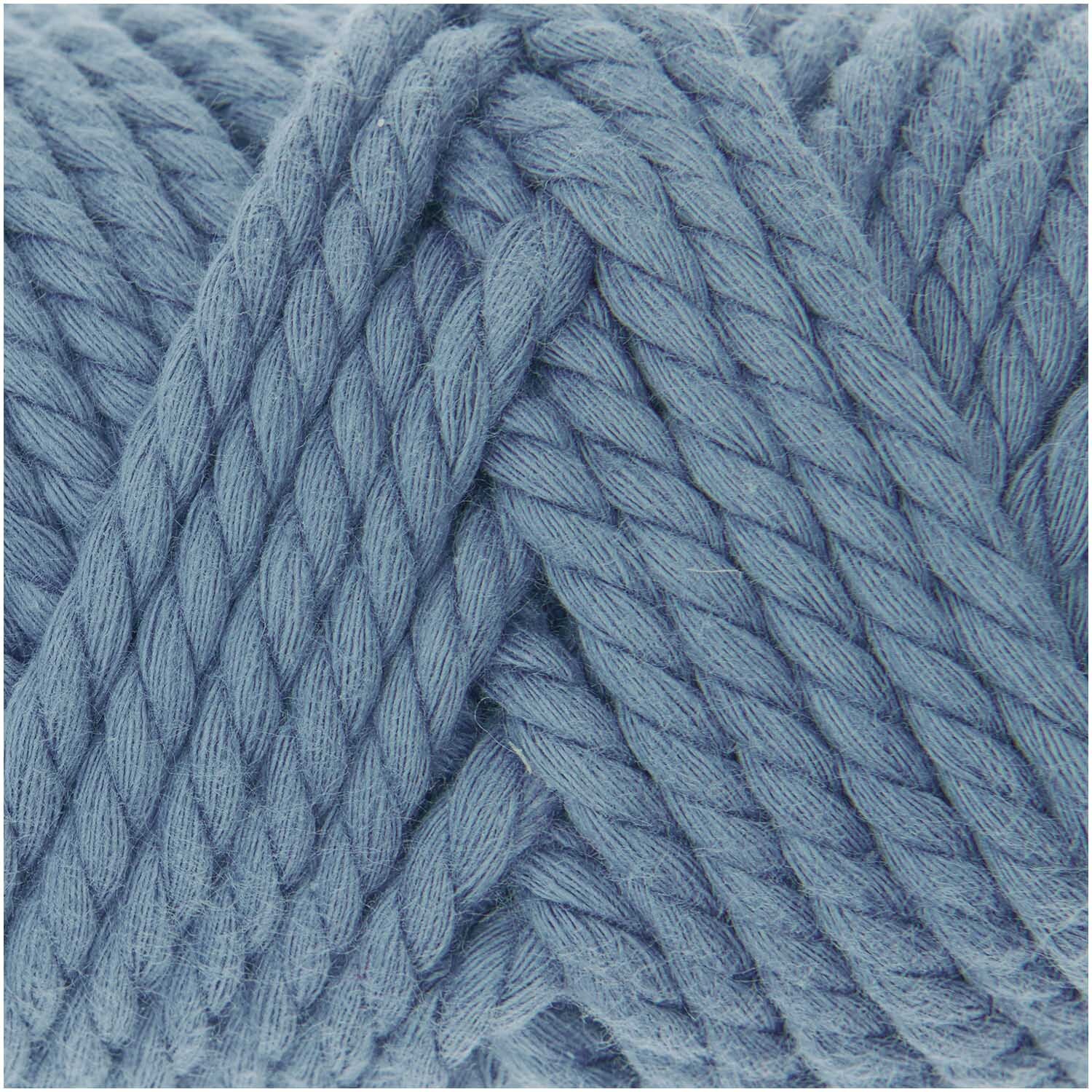 Creative Cotton Cord Makramee-Garn in Blau von Rico Design, Nahaufnahme der weichen, gedrehten Fasern. Ideal für kreative Projekte.