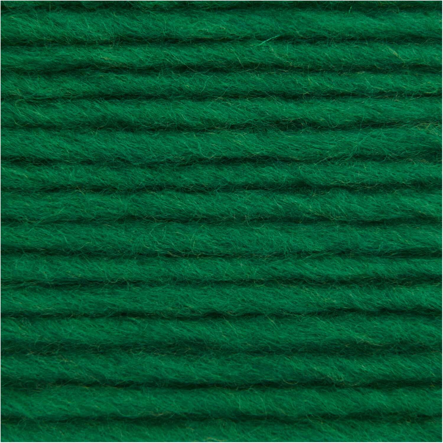 Essentials Super aran: Nahaufnahme von grüner Wolle, 50g 100m, von Rico Design, ideal für Strickprojekte.