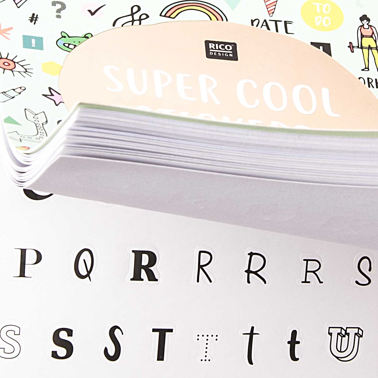 Paper Poetry Stickerbuch Wonderland zeigt bunte Sticker und Buchstaben auf 20 Blättern von Rico Design.