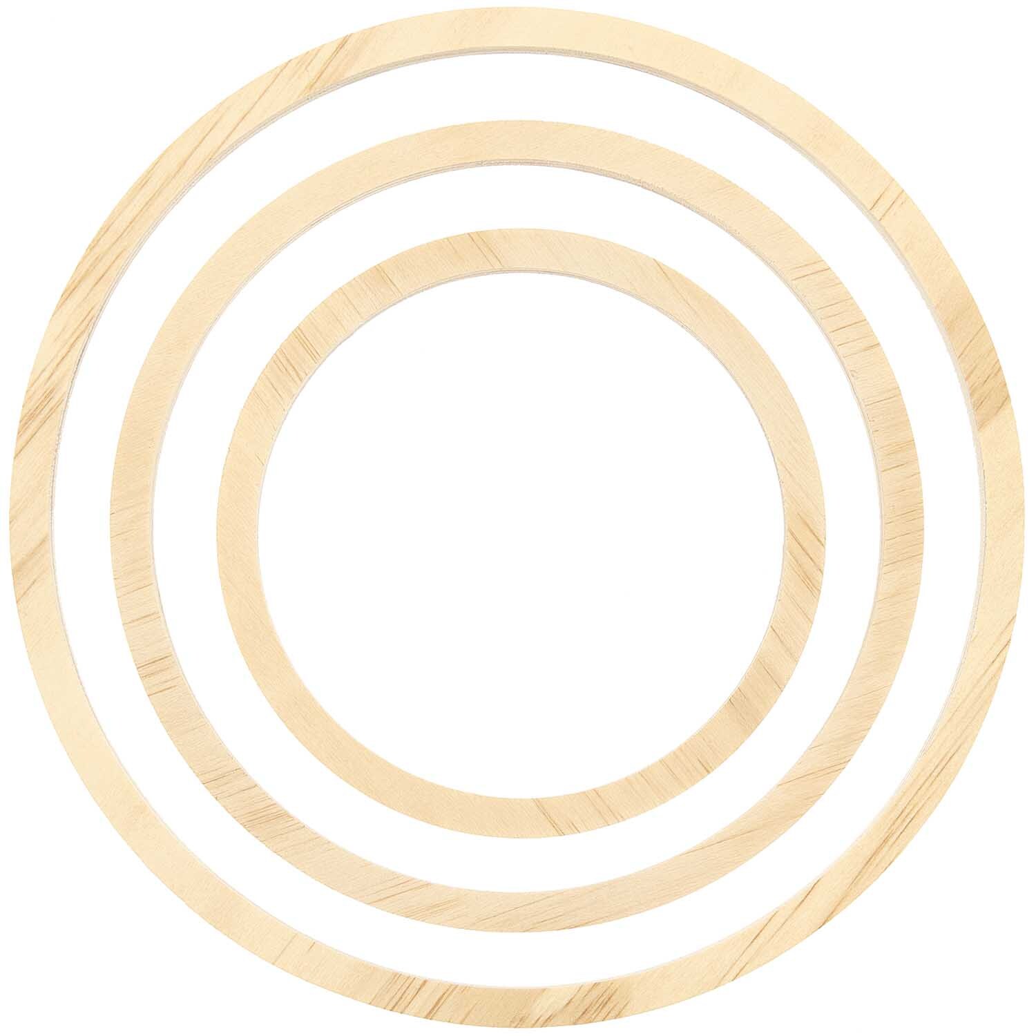 Set Holzringe 3 Stück von Rico Design: Drei unterschiedlich große, naturfarbene Holzringe, ideal für kreative Bastelprojekte.