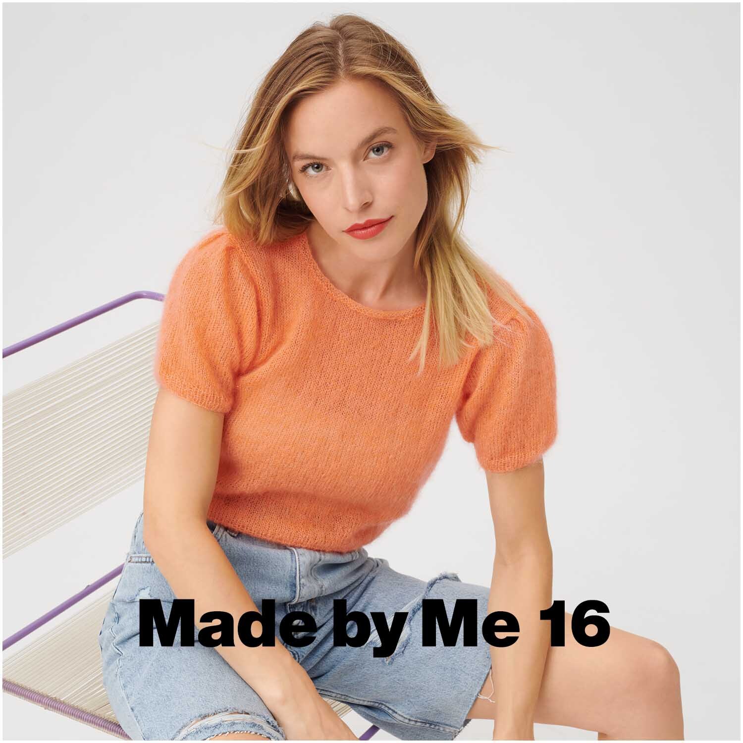 Essentials Super Kid Mohair Loves Silk Pullover in Mandarine, getragen von Frau auf Stuhl, Rico Design.