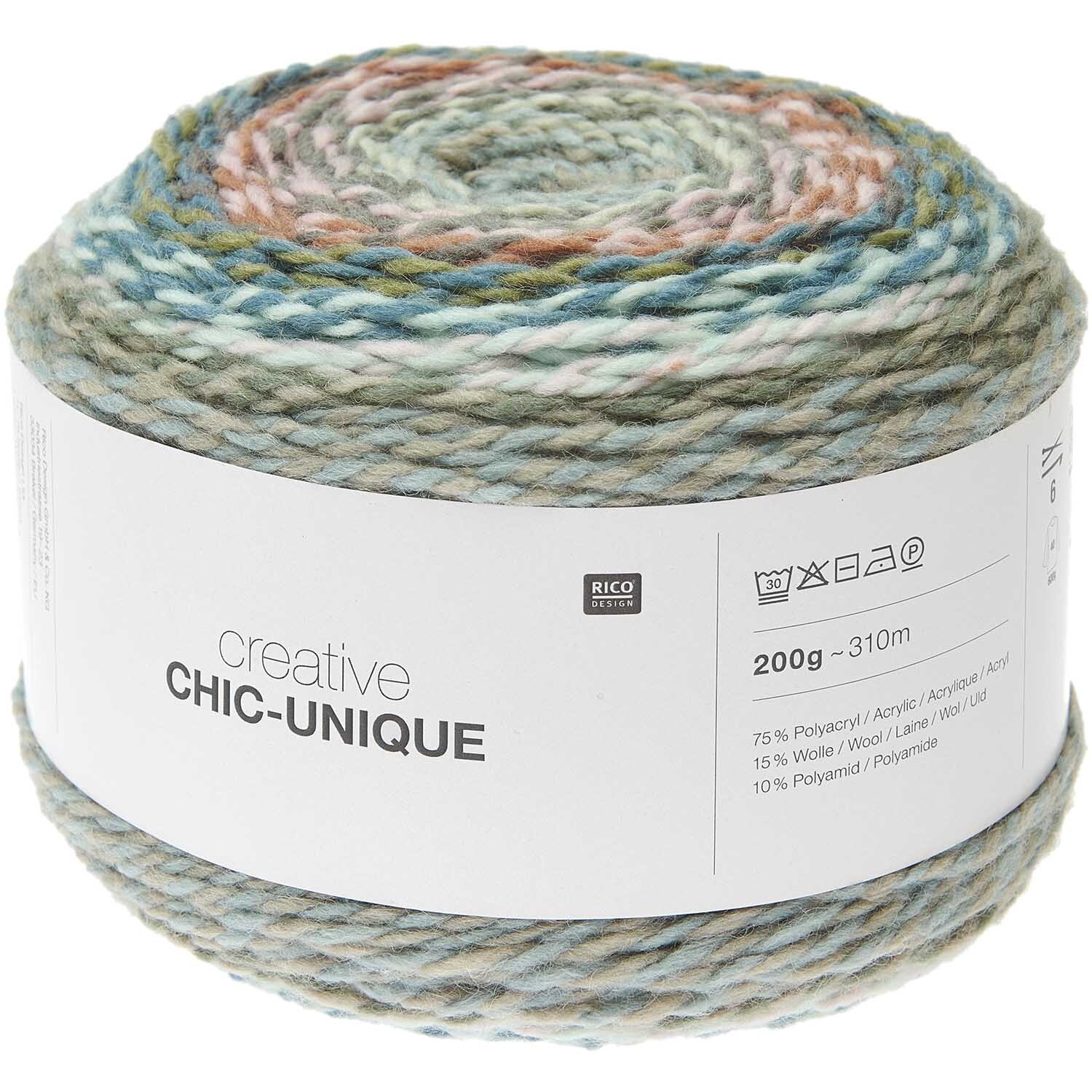 Creative Chic-Unique Strickset Decke Modell 05 zeigt ein buntes Garn von Rico Design. Ideal für kreative Strickprojekte.