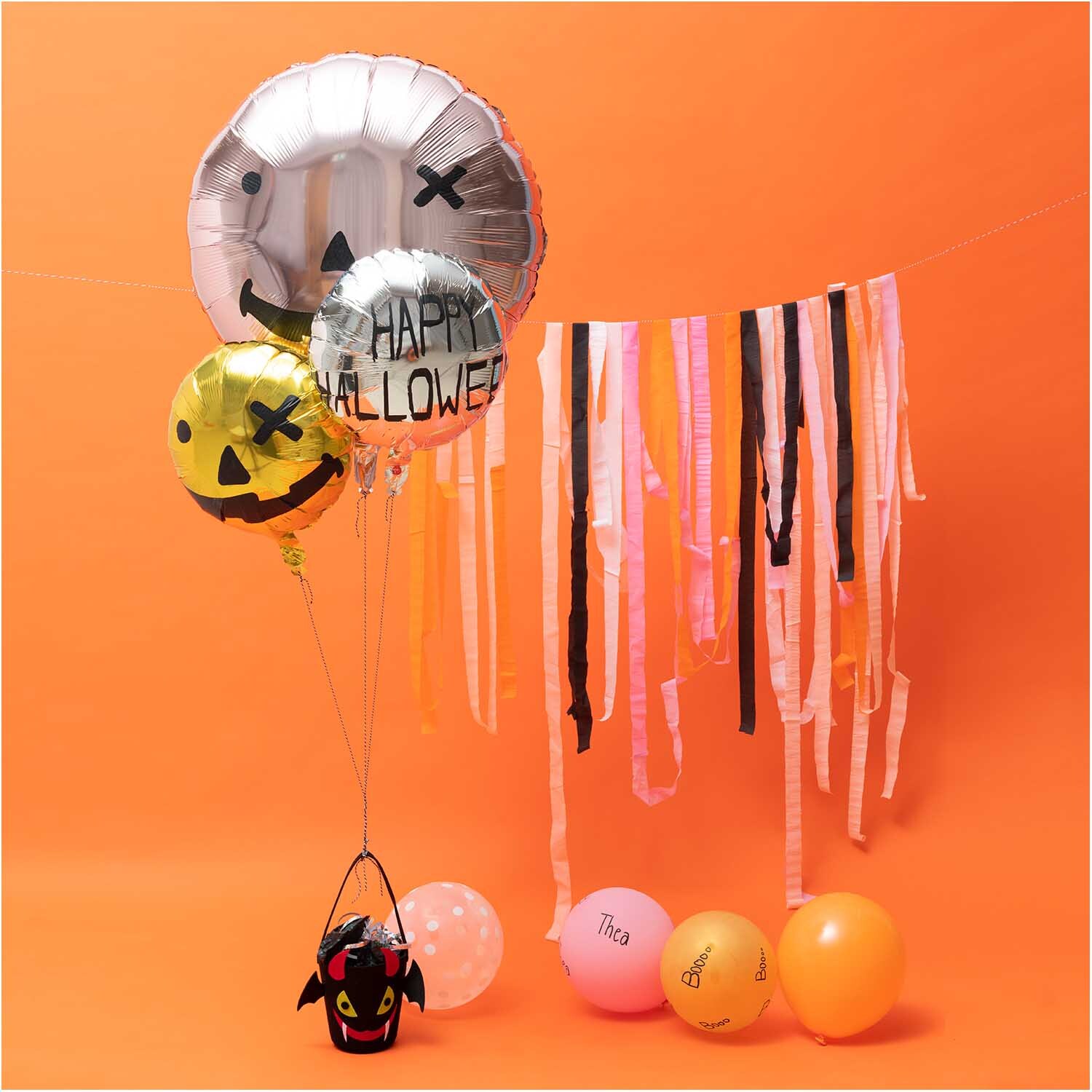 Folienballon rund 86cm von Rico Design in Rosa und Gold, dekoriert für Halloween mit weiteren Ballons und Bändern.