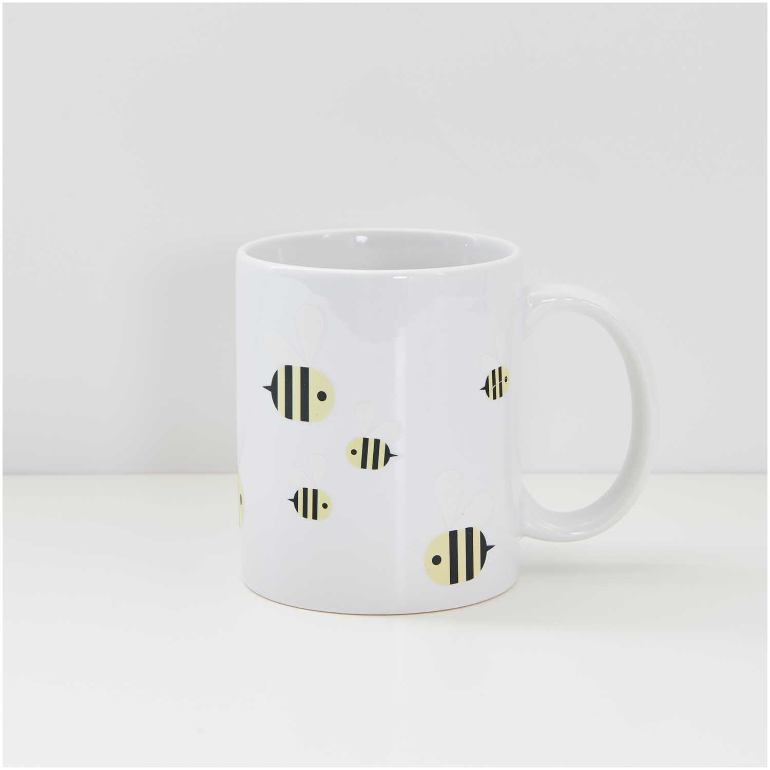 Transfermotiv Biene: Weiße Tasse mit niedlichen Bienenmotiven von Rico Design, ideal für kreative Projekte.