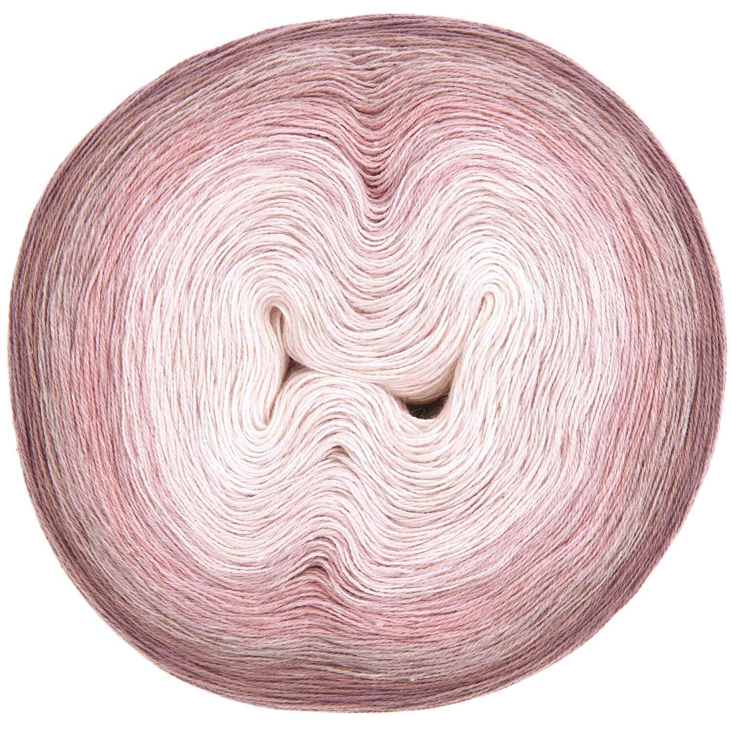 Strickset Dreieckstuch Modell 18: Garnrolle in sanften Rosa- und Weißtönen, ideal für kreative Strickprojekte.