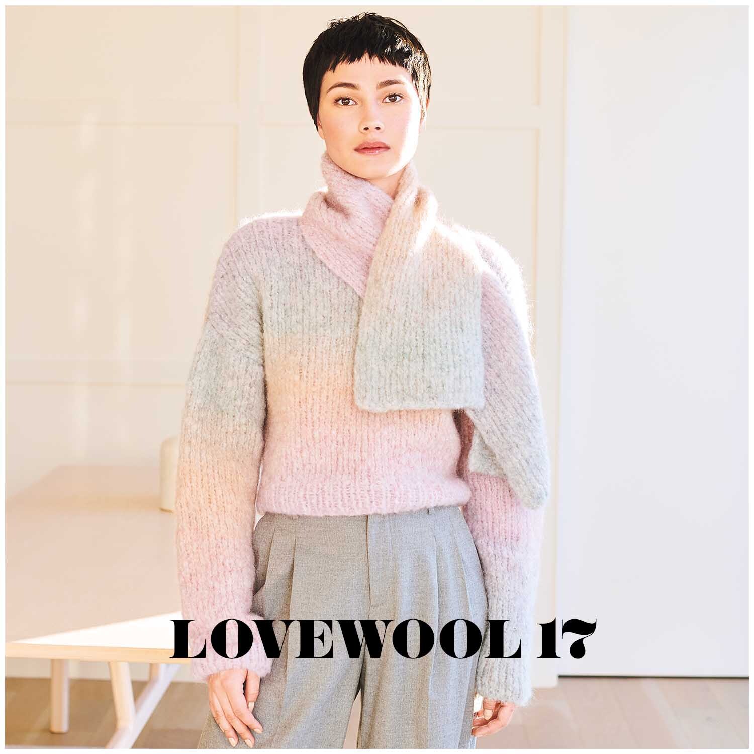 Fashion Alpaca Superfine Heavens: Frau in pastellfarbenem Strickpullover und Schal von Rico Design.