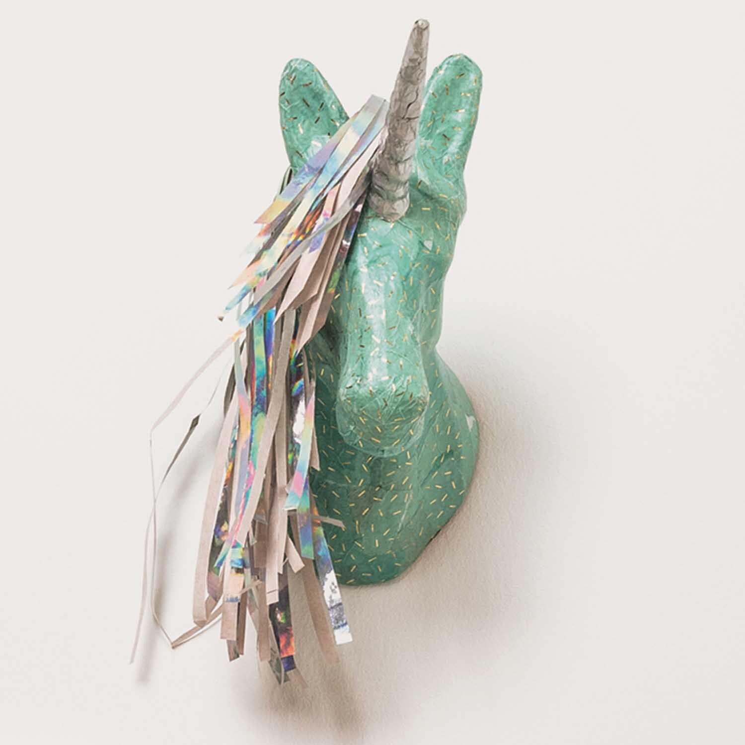 Bastelanleitung Pappmache-Einhorn mit buntem Papier und glänzendem Horn auf hellem Hintergrund.