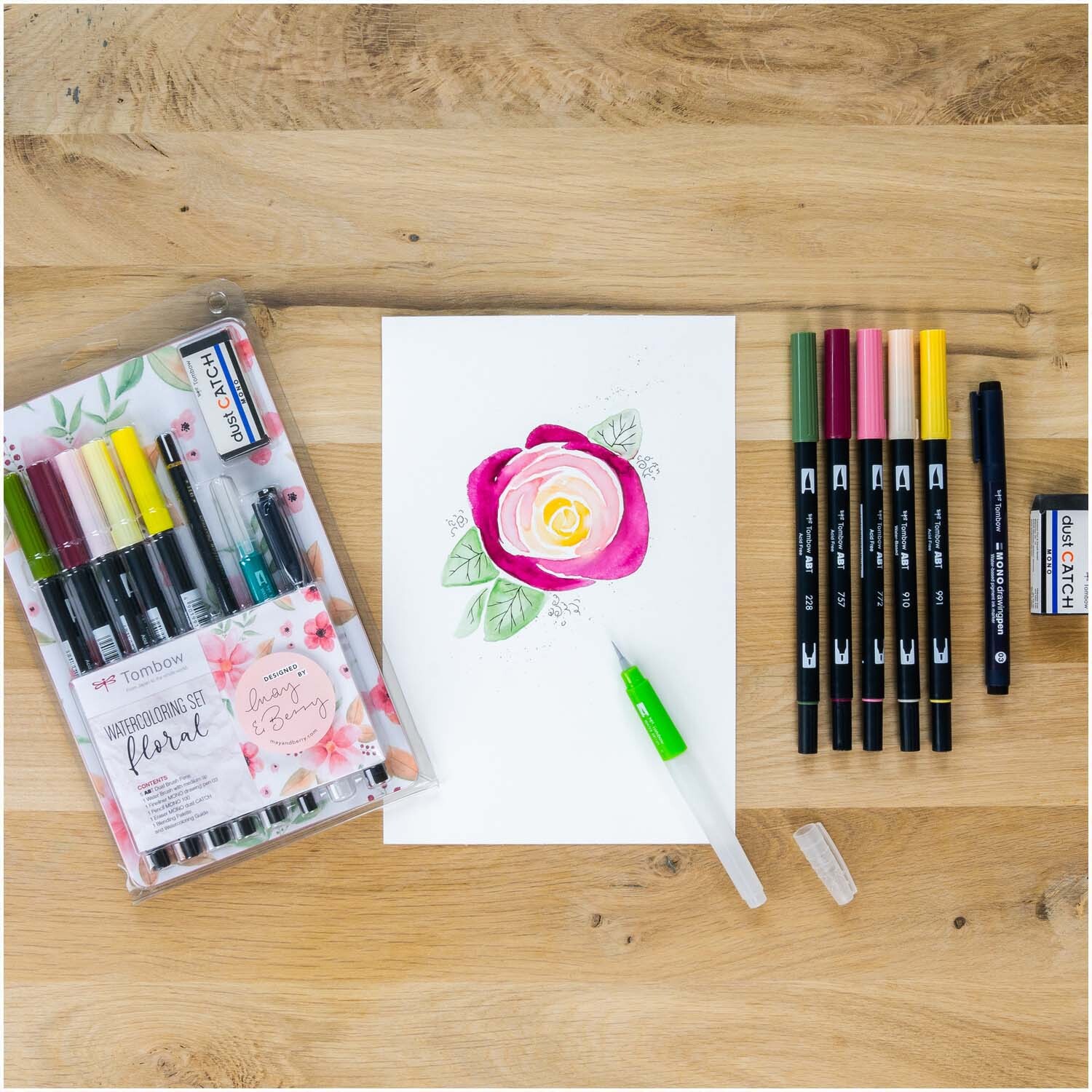 Tombow Watercoloring Set Floral mit Stiften und Papier, ideal für kreative Blumenmotive.