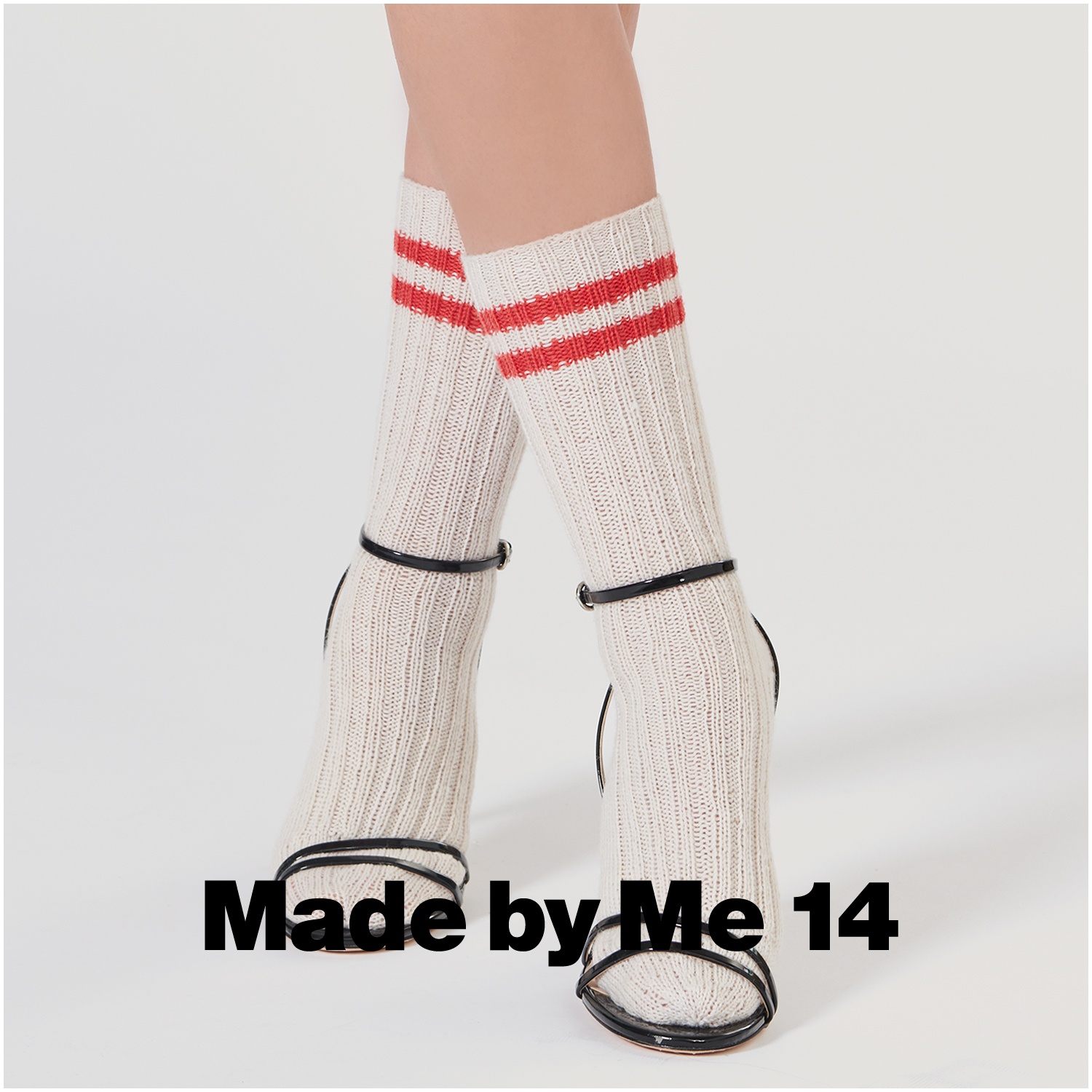Superba Bamboo Uni 4fädig: Strickstrümpfe mit roten Streifen, getragen mit schwarzen Sandalen.