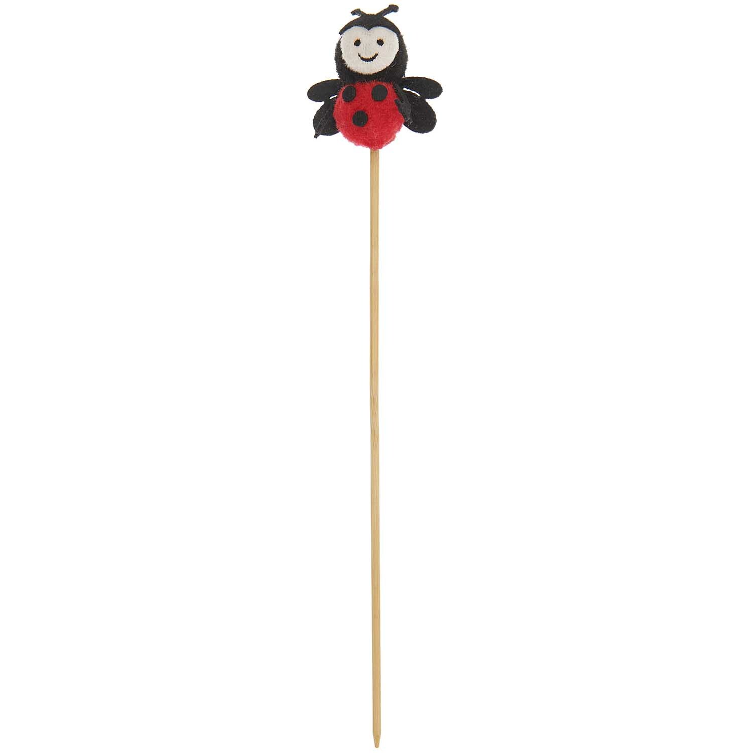 Deko-Stecker Marienkäfer 23cm: Ein fröhlicher Marienkäfer aus Filz auf einem langen Holzstab von Rico Design.