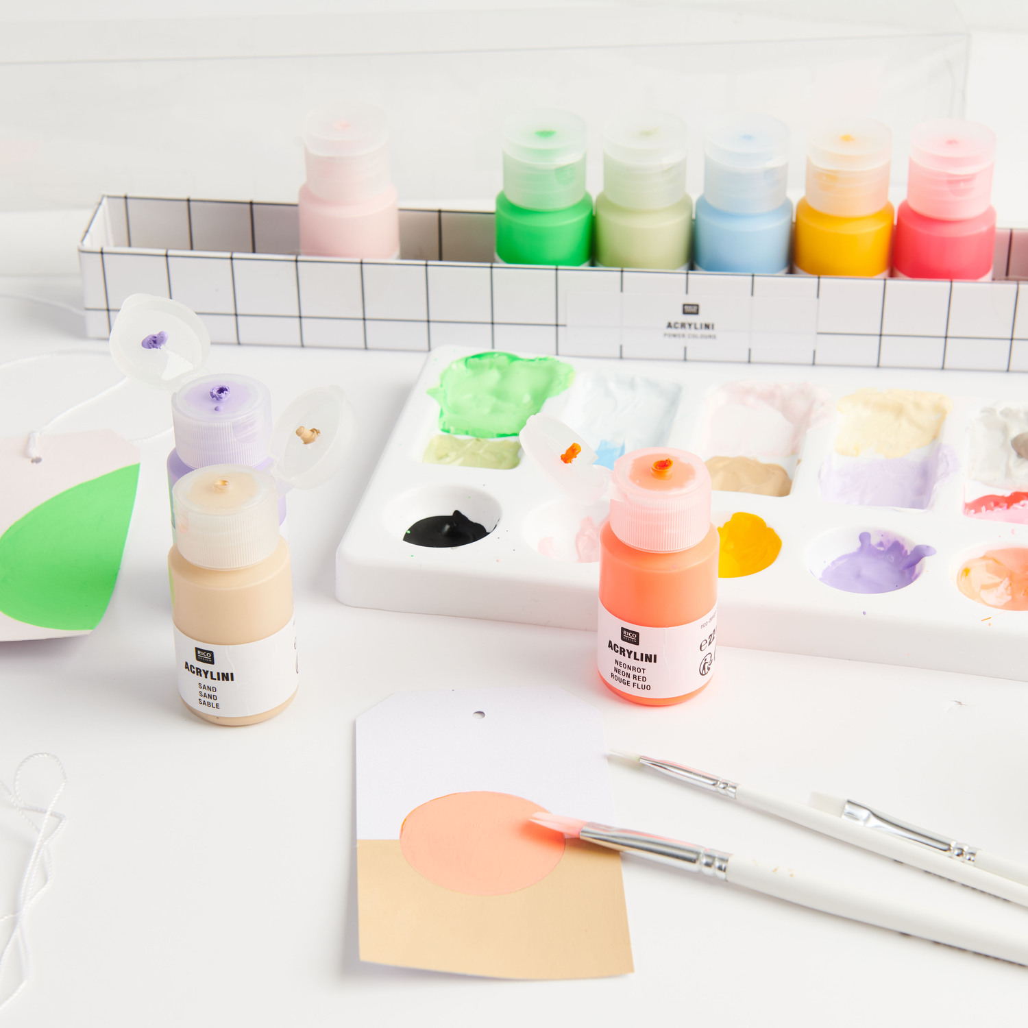 Acrylini Acrylfarben Set Power Colours: Bunte Acrylfarben von Rico Design mit Pinseln und Palette.