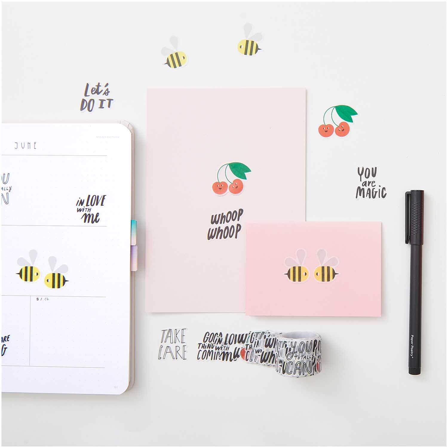Paper Poetry Washi Sticker Typo 200 Stück: Bunte Sticker mit Bienen und Kirschen auf Notizblöcken, ideal für kreative Projekte.