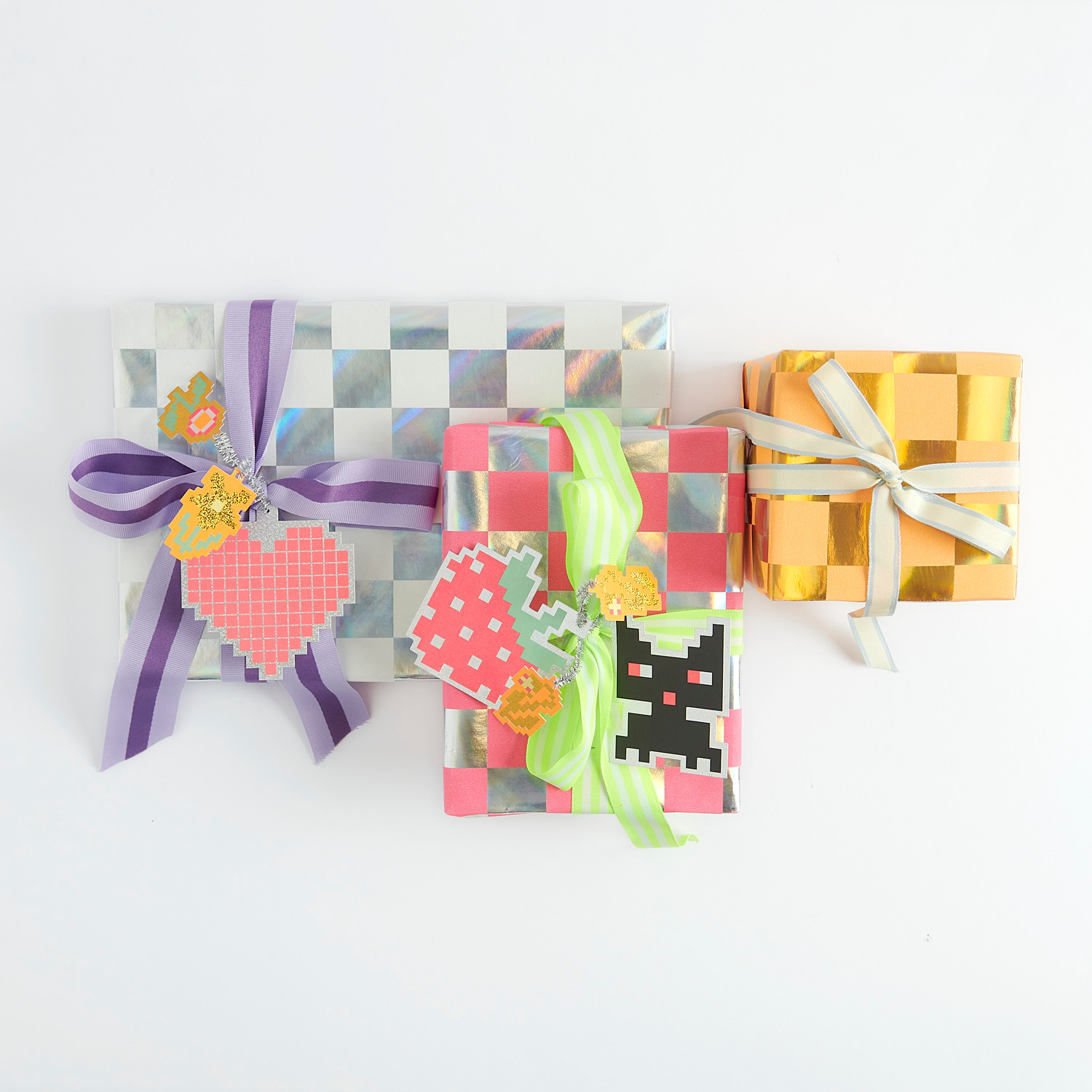 Paper Poetry Geschenkpapier Schachbrett mit bunten Geschenkanhängern und Bändern in Neonfarben, ideal für kreative Verpackungen.